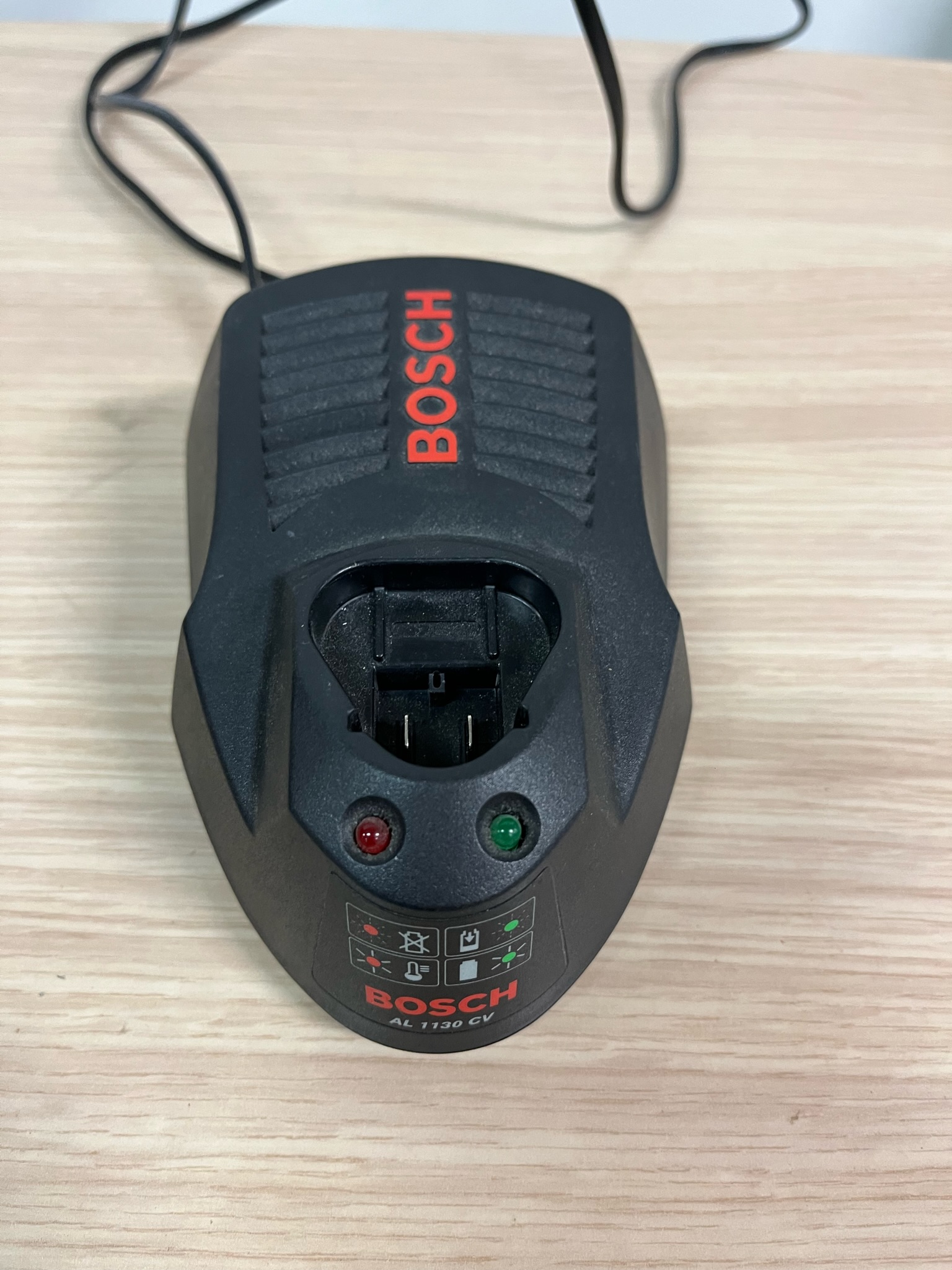 SELT / SOLD Bosch AL 1130 CV hleðslutæki