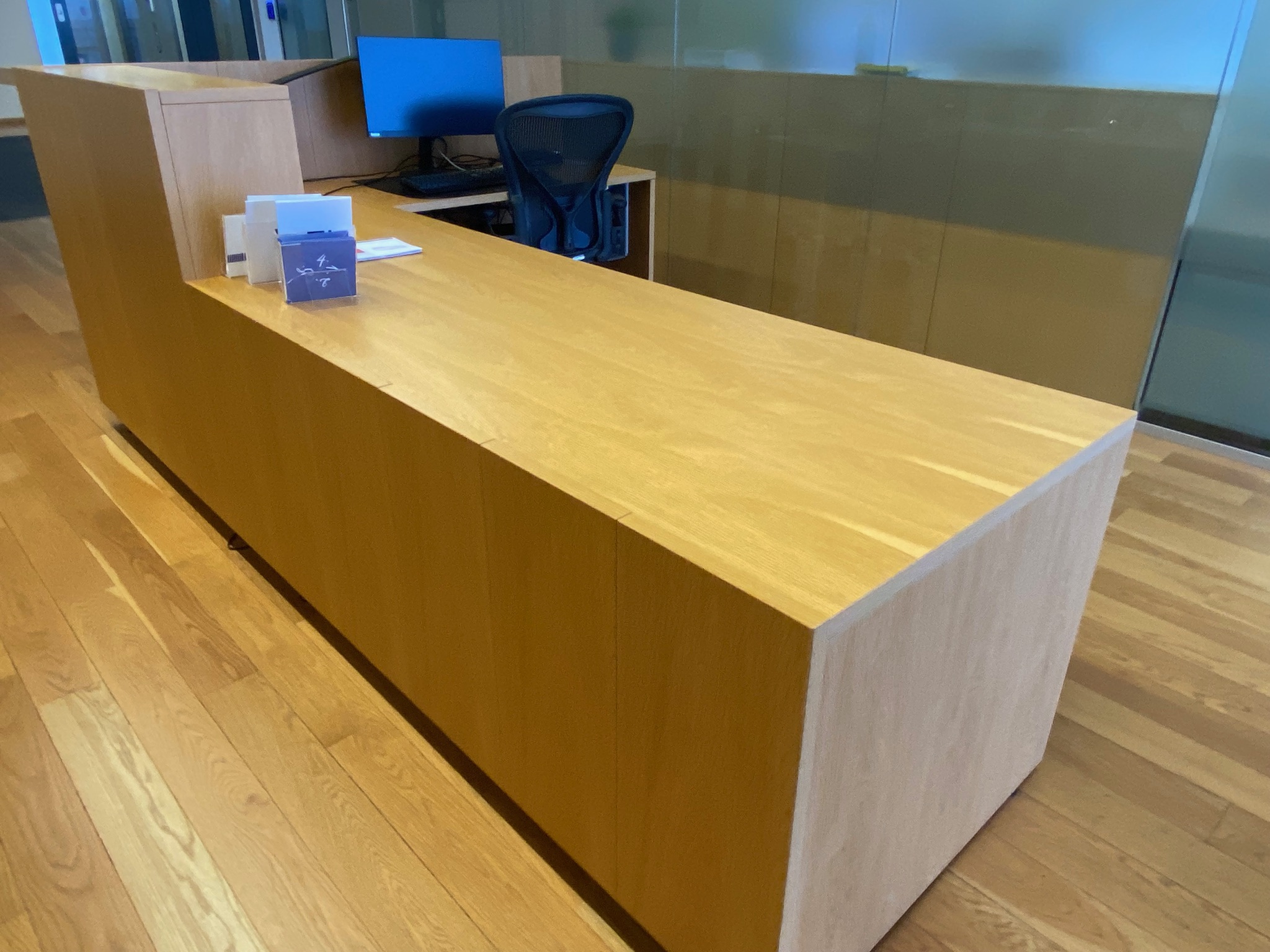 SELT / SOLD Móttökuborð, B202,5 x L322 sm. 3