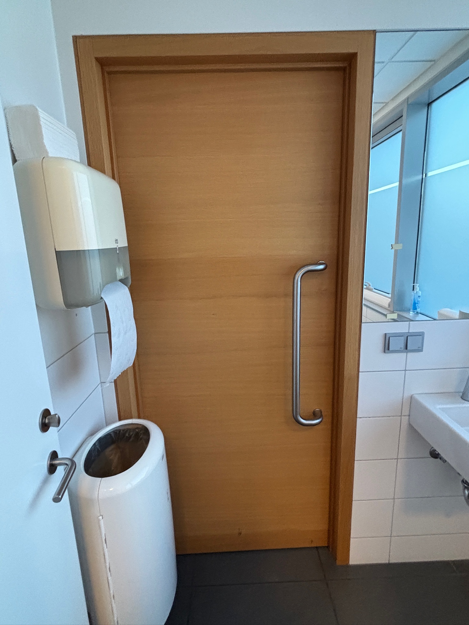 SELT / SOLD Yfirfelld, hljóðeinangrandi viðarhurð með pumpu, H215xB98 sm. 2