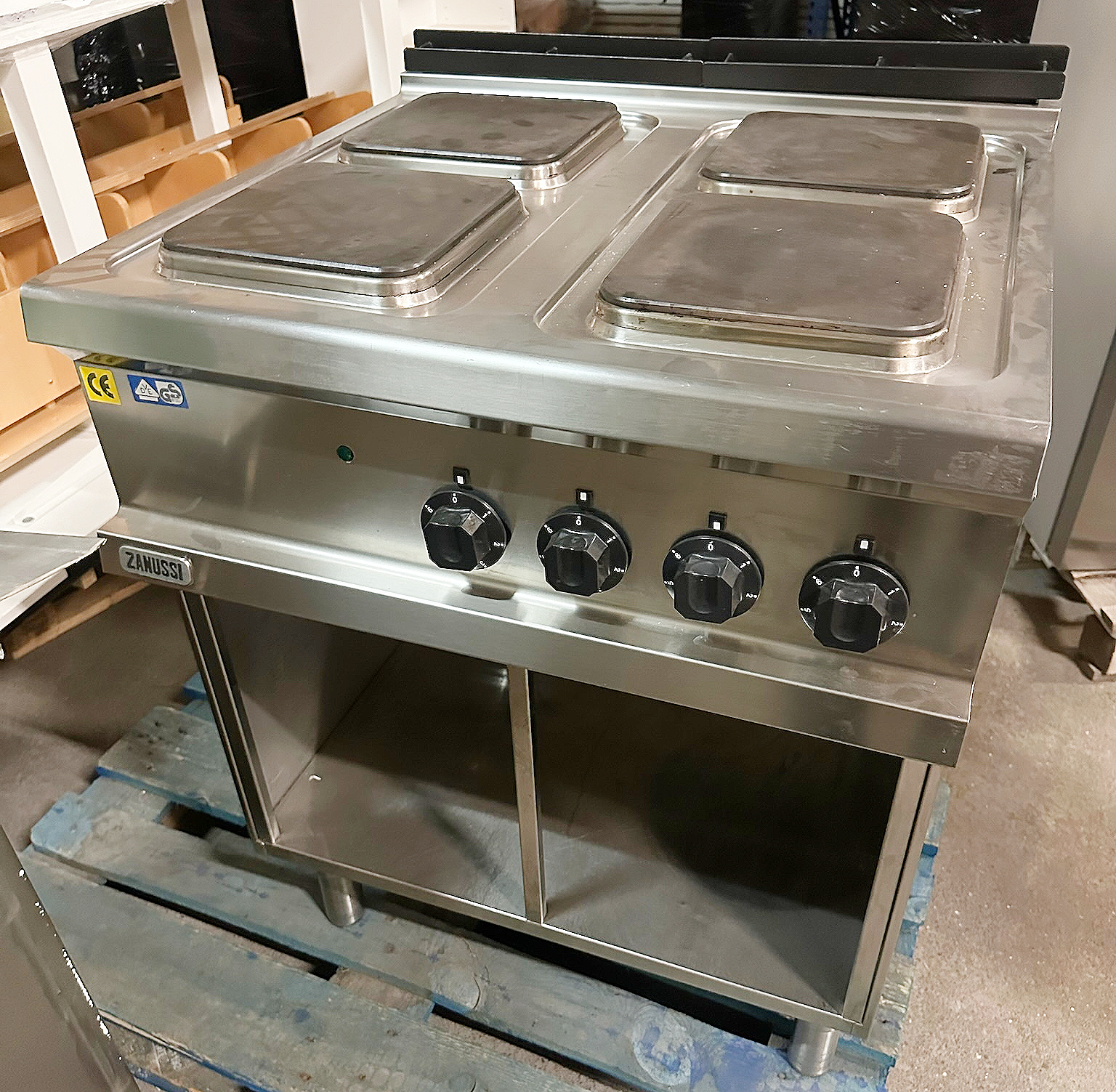 SELT / SOLD Zanussi rafmagns helluborð 4 hellur 70 x 70sm ásamt undirborði 2