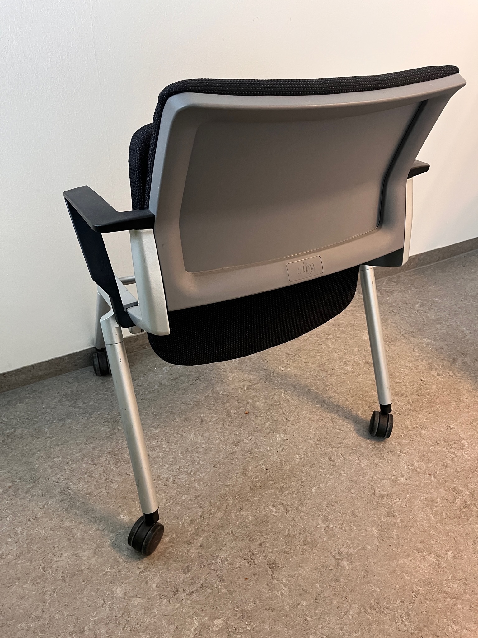 SELT / SOLD Vandaður fundarstóll með fellisetu frá Innx (5 stk.) 4