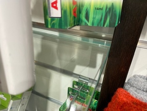 SELT / SOLD - Gler hillur og hankar fyrir panilvegg 13
