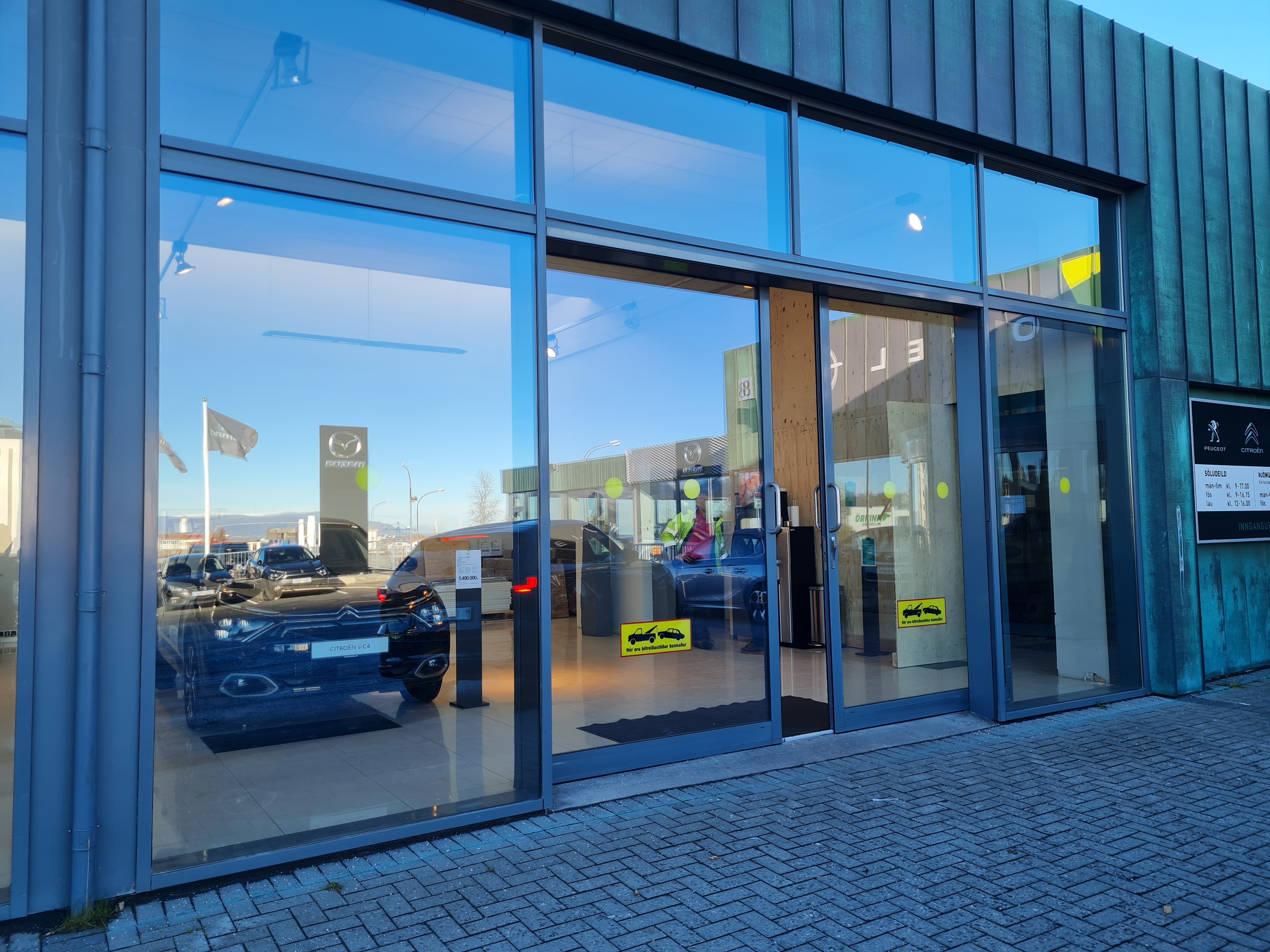 SELT / SOLD Vandaðir glerfrontar - glerrennihurðir - útihurðir