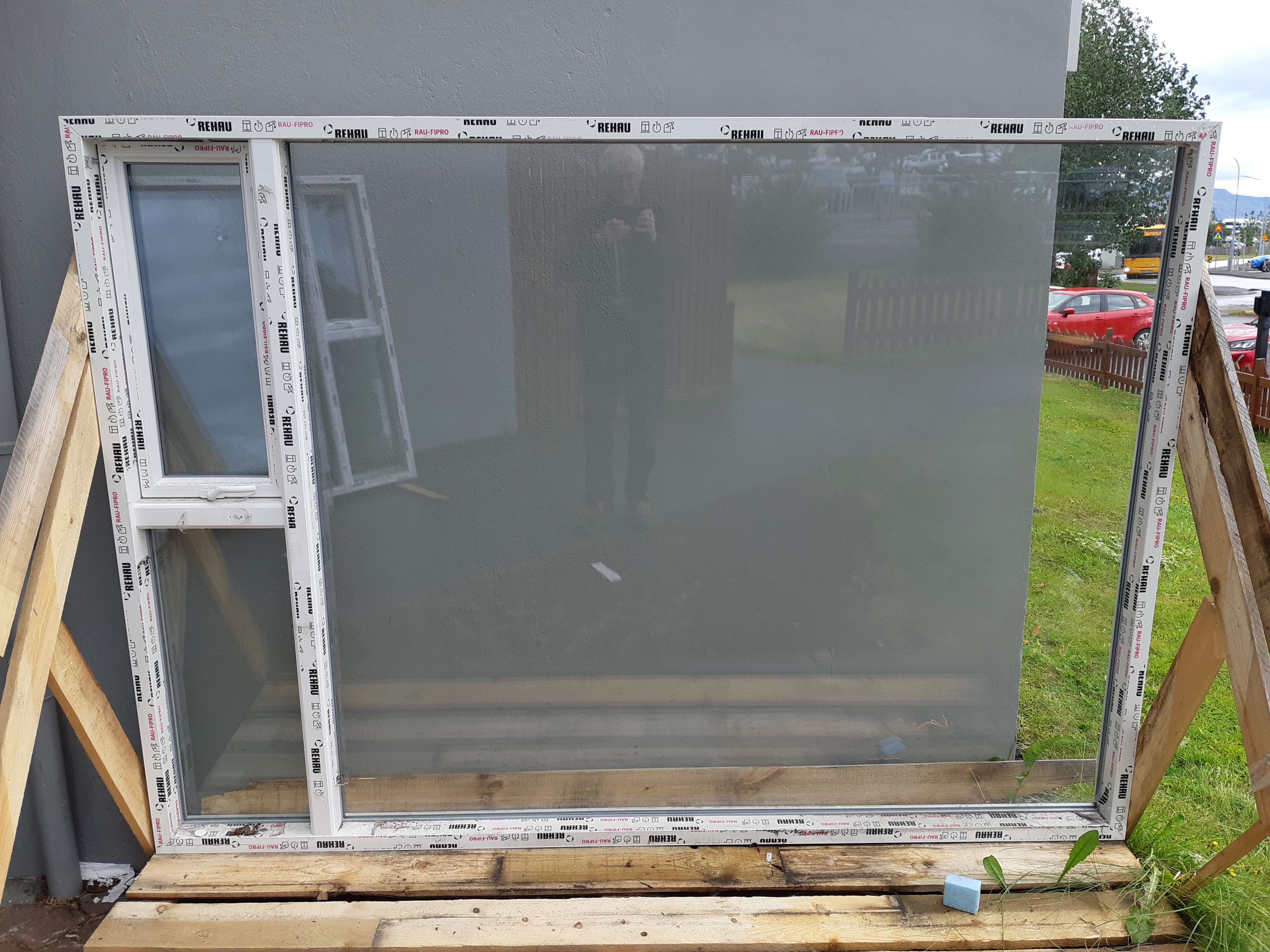 SELT / SOLD Gluggi - nýr PVC - 236x167 sm með opnanlegt fag - REHAU NORDIC