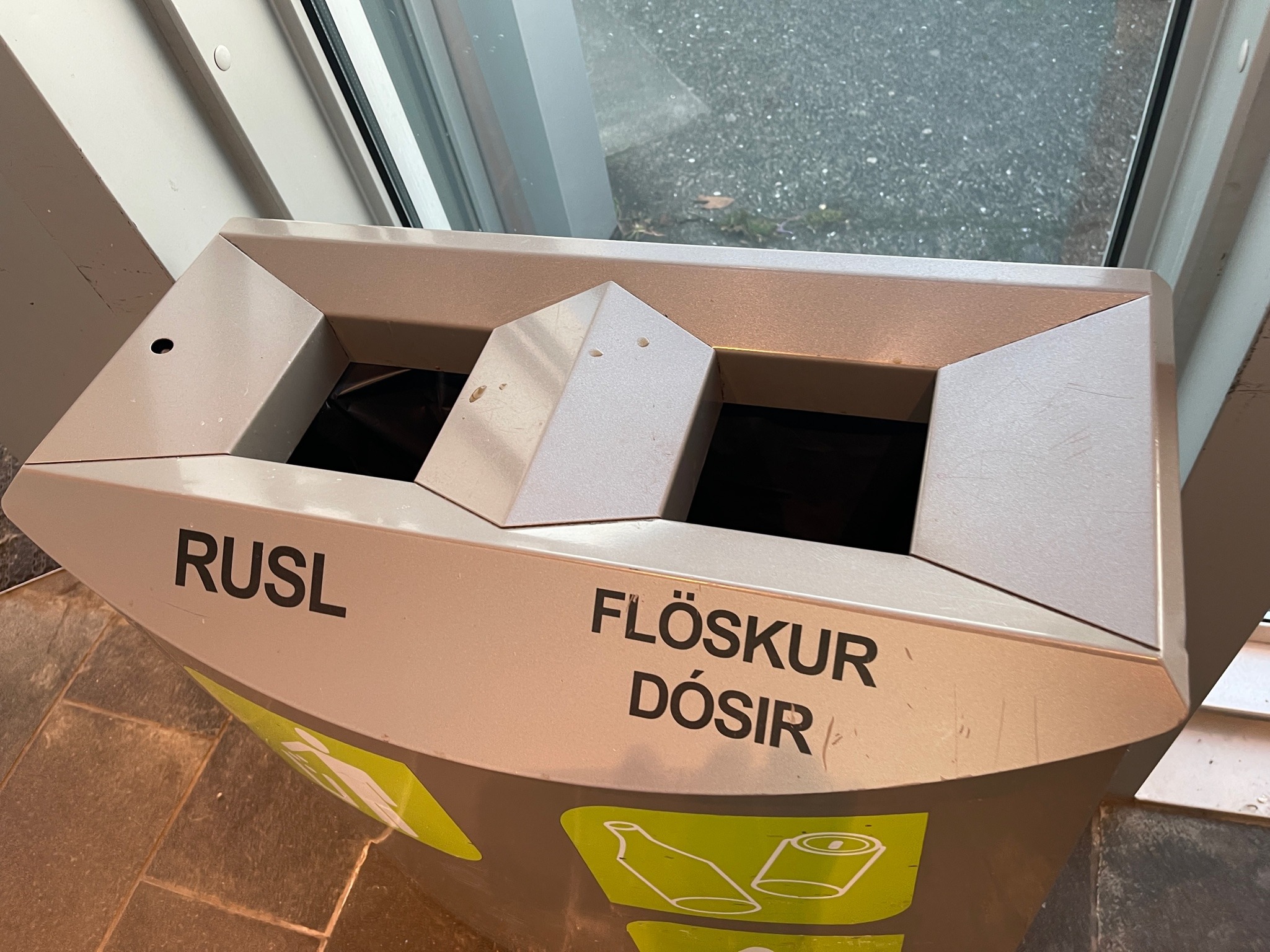 SELT / SOLD Rusl og flöskur/dósir 3