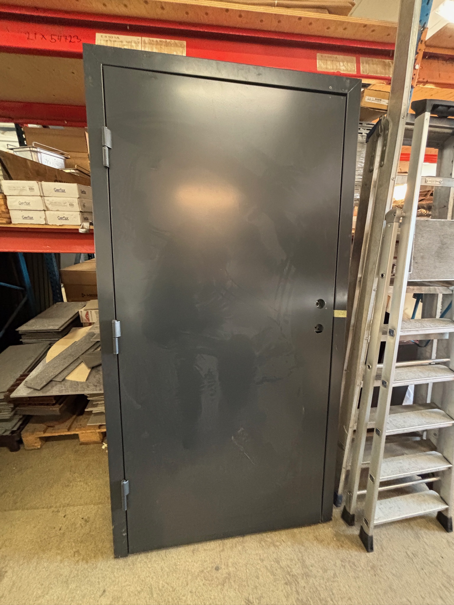 SELT / SOLD Eldvarnarhurð í ramma ónotuð frá Glófaxa, H212xB110sm. 2