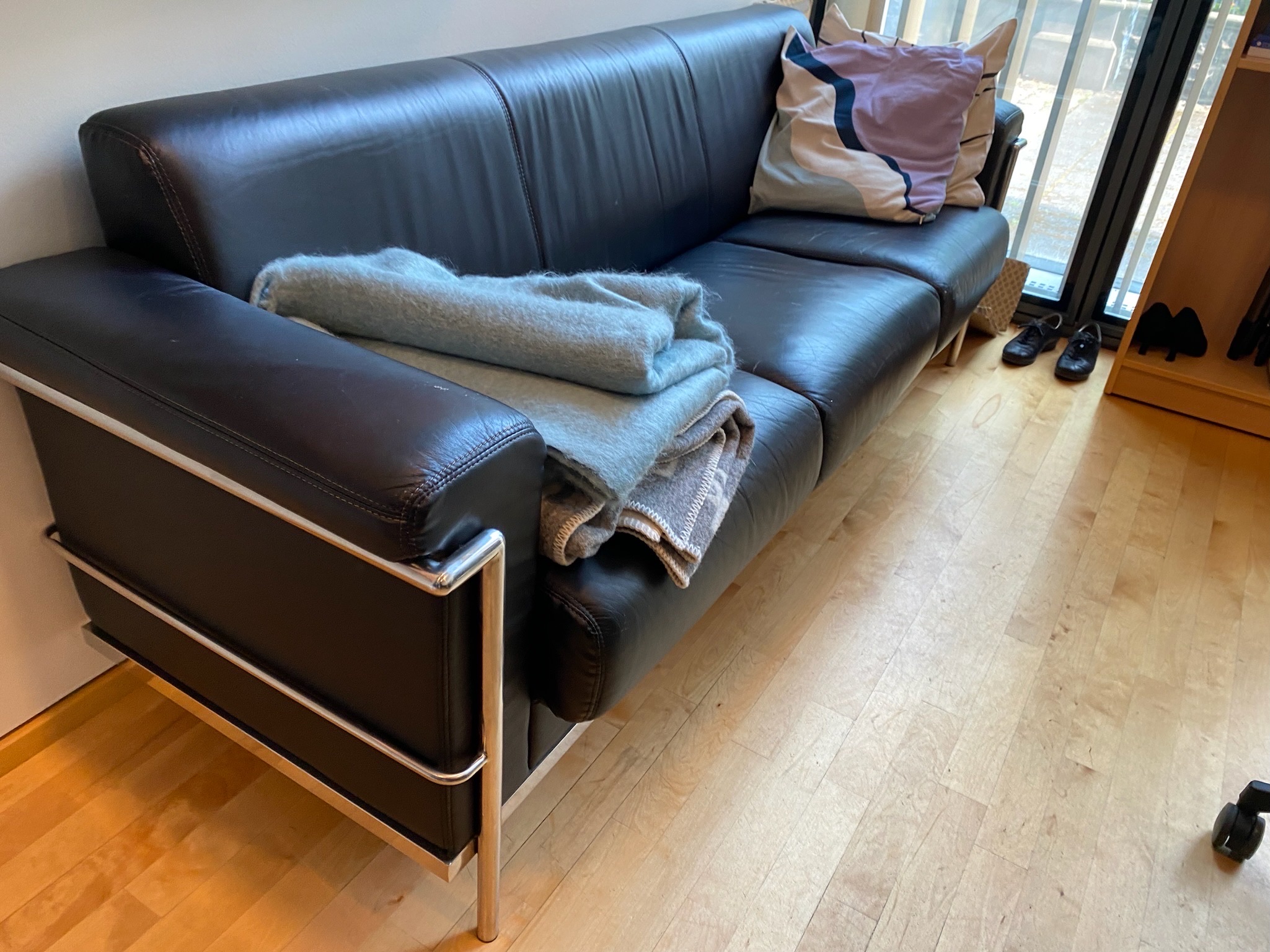 SELT / SOLD Leðurstólar - B90 x D65 sm. - Alþingi 14