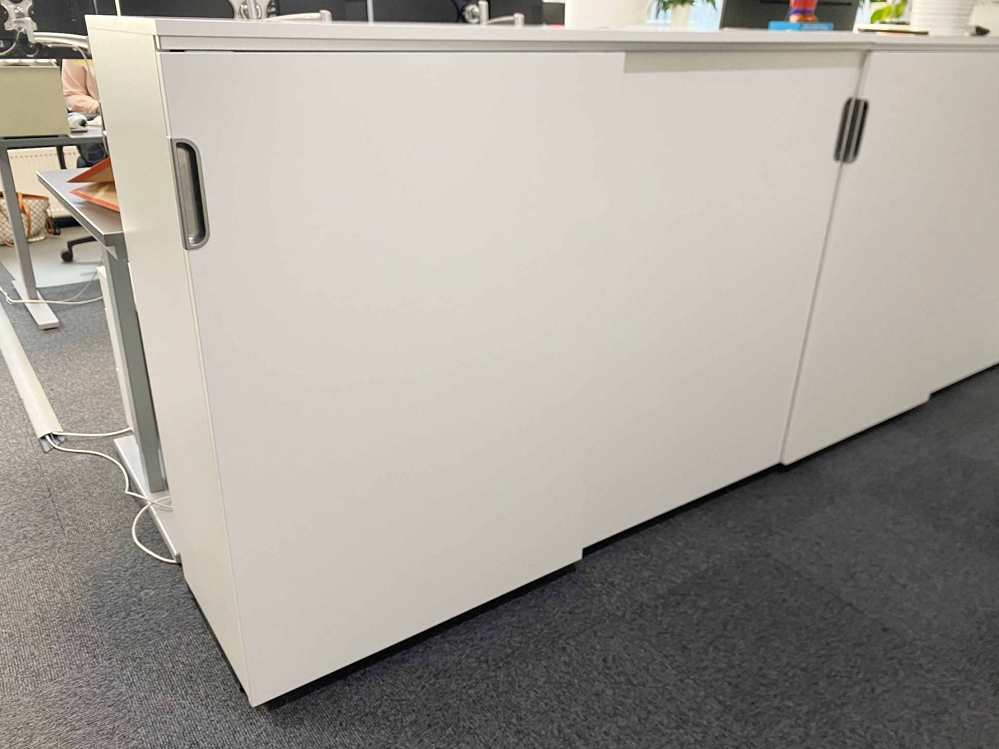 SELT / SOLD IKEA skenkur með rennihurðum og læsingu