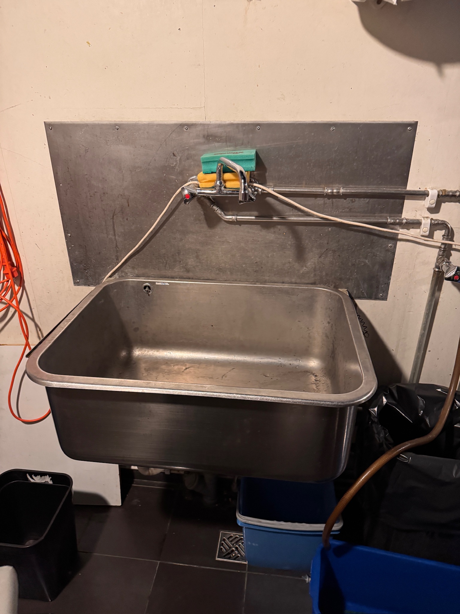 SELT / SOLD Ryðfrí handlaug með blöndunartæki 2
