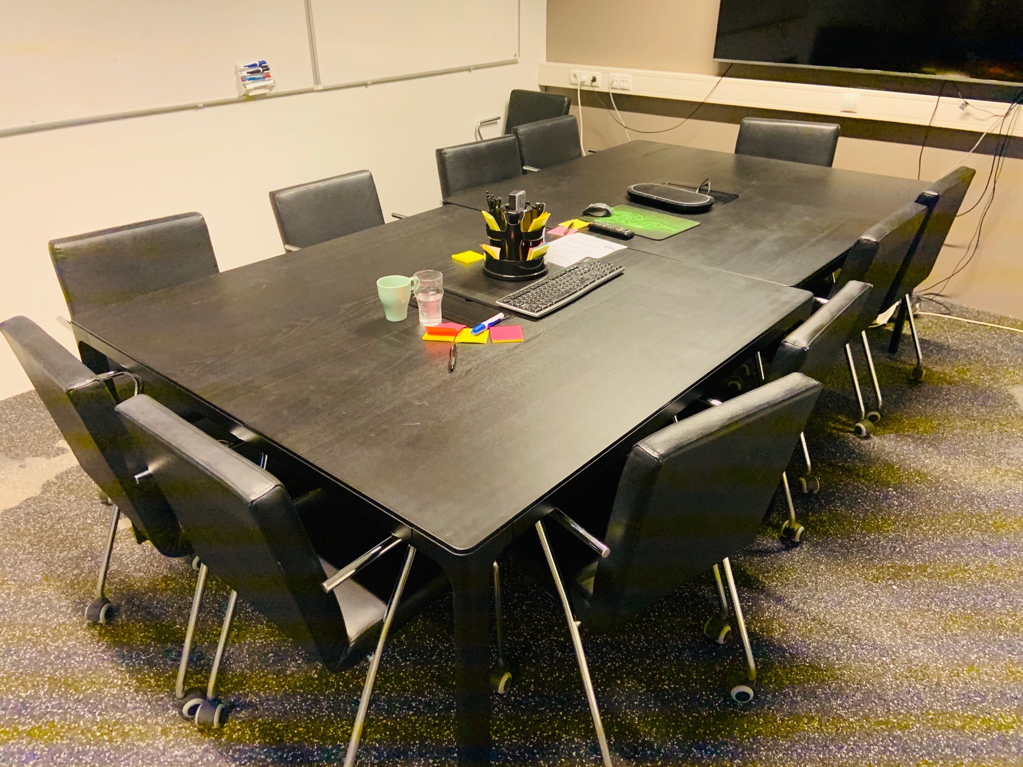 Selt - Fundarborð 8 manna - Meeting table for 8 people 2