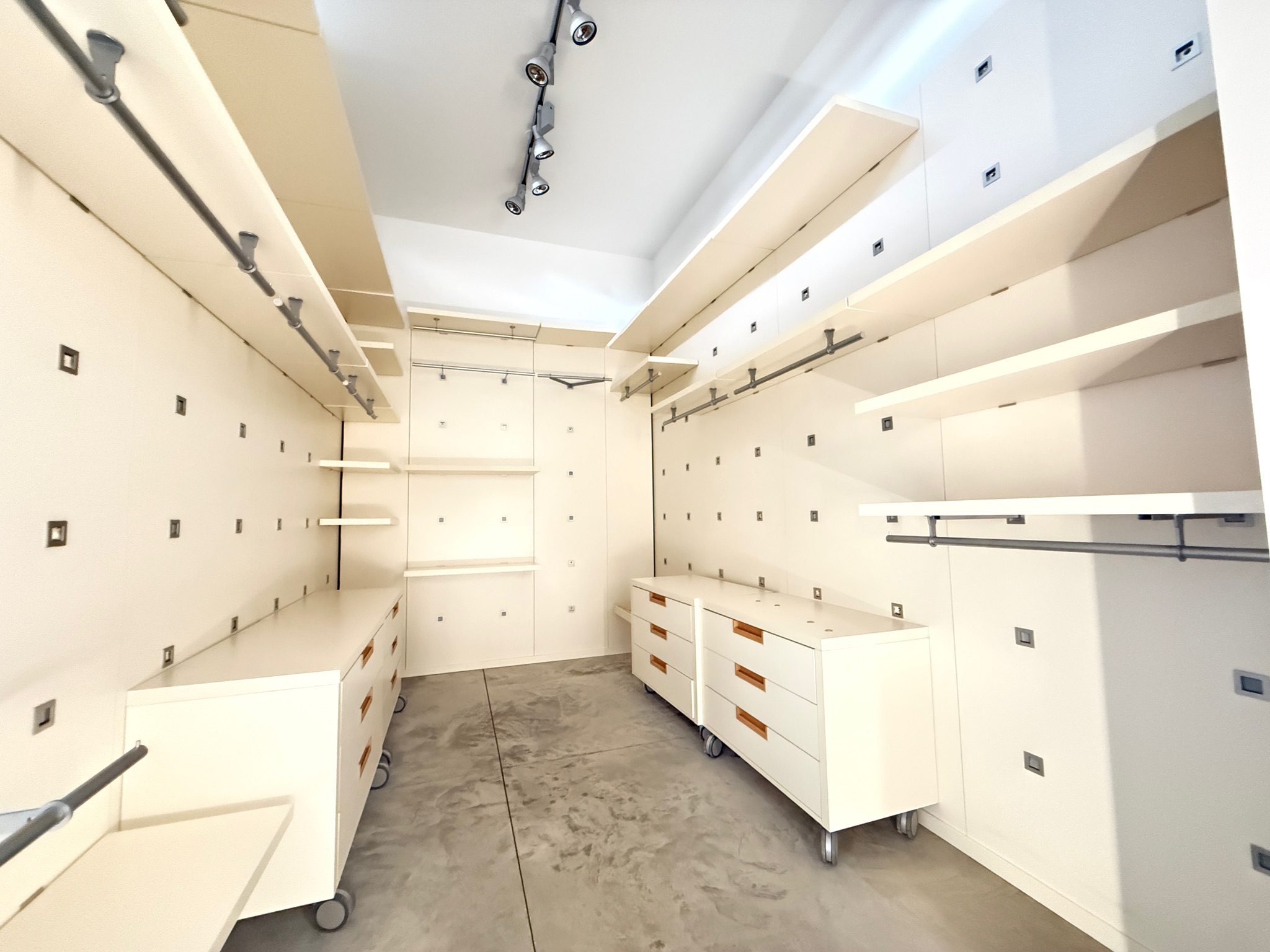 SELT / SOLD Tisettanta fataherbergi / Walk-In closet / Spegill 12 lengdarmetrar