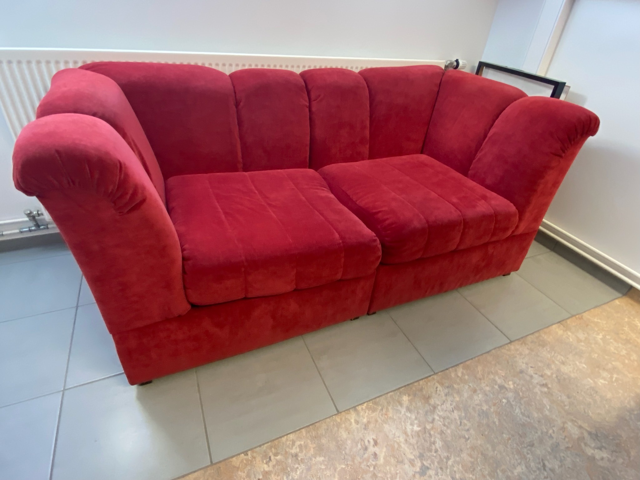 SELT / SOLD Rauður velvet sófi 2