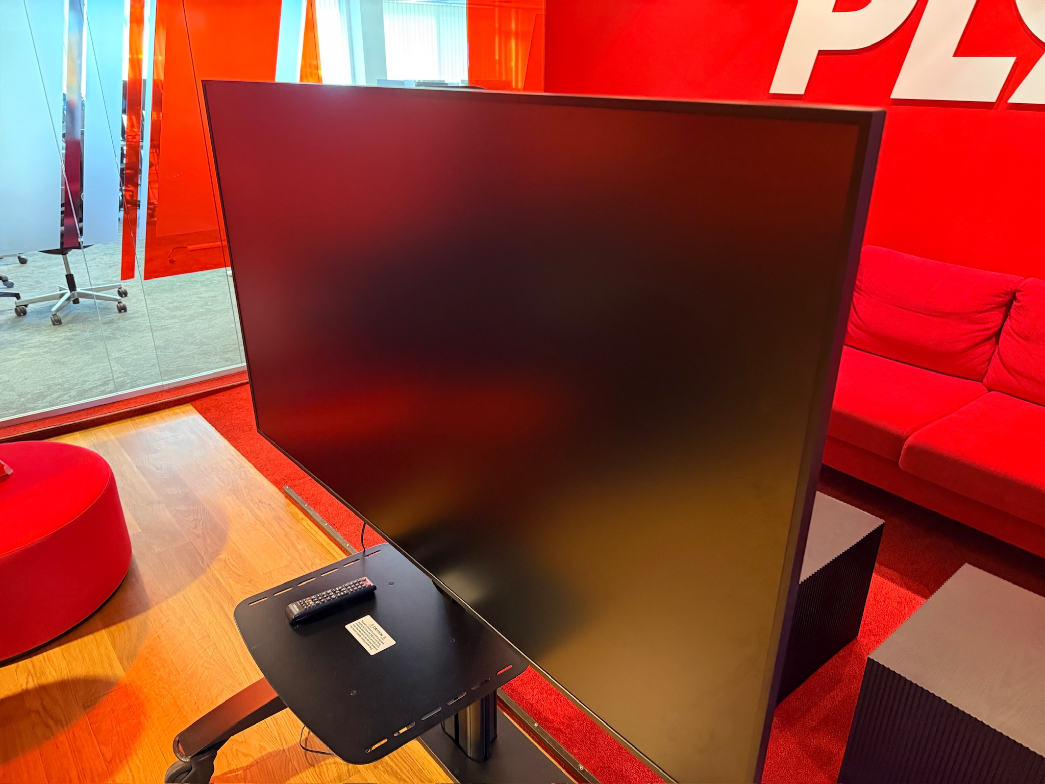 SELT / SOLD Samsung 65'' upplýsingaskjár á Peerless-AV færanlegum standi - PLAY 3