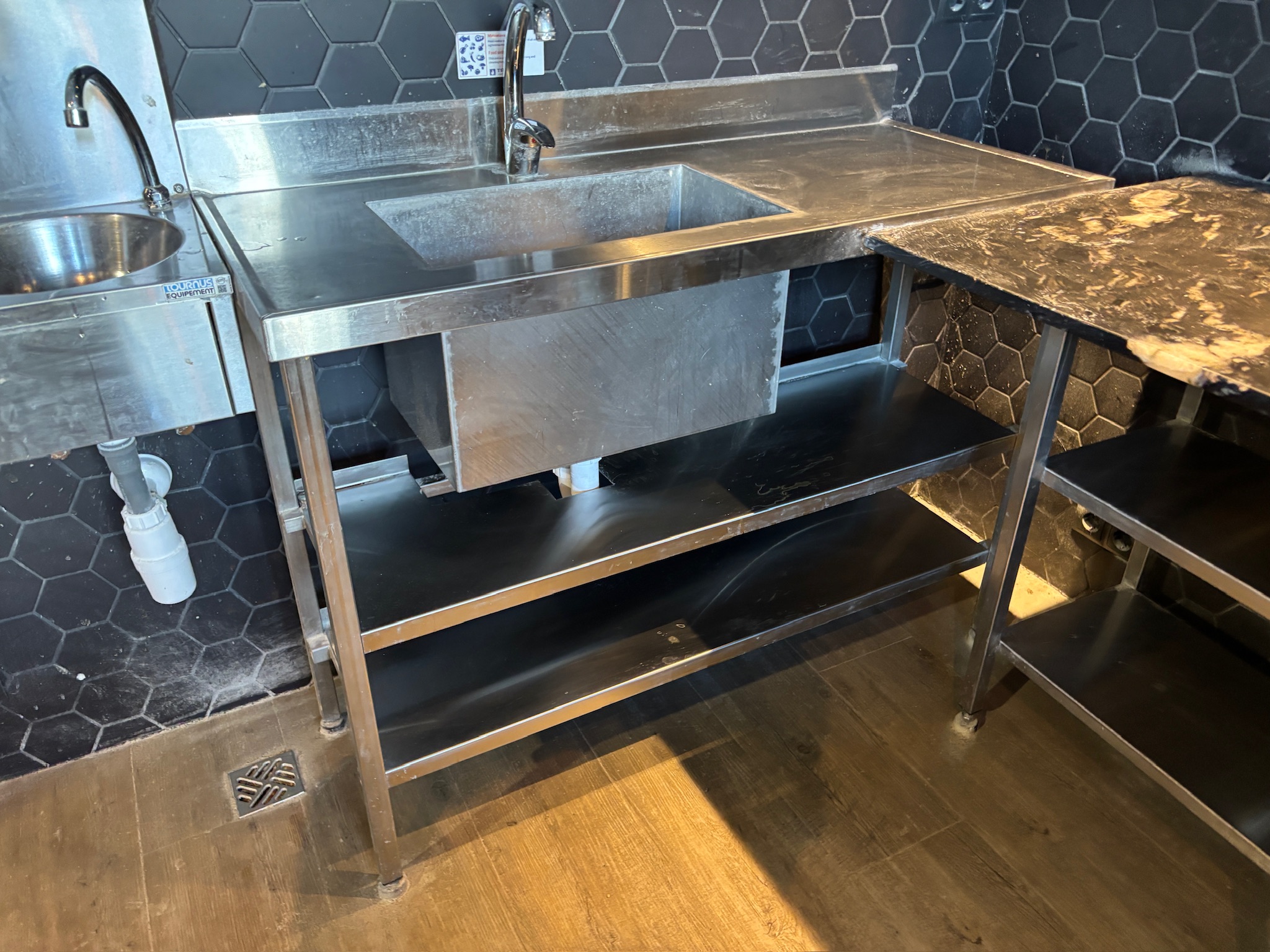 SELT / SOLD Ryðfrítt stálborð með vaski og kanti - B121xD50xH90sm.