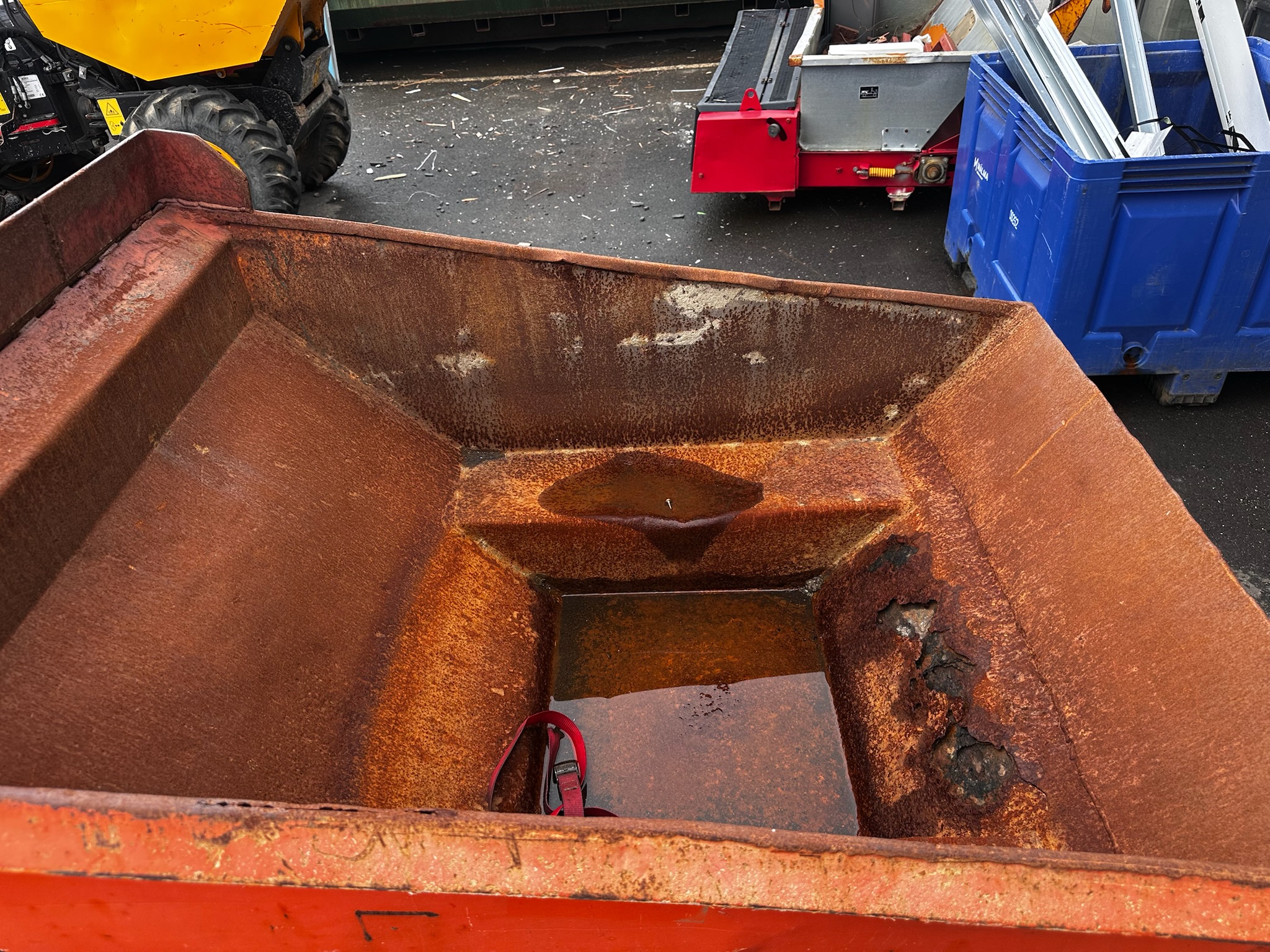 SELT / SOLD Volvo dumper 2001 - 750 kg. 8