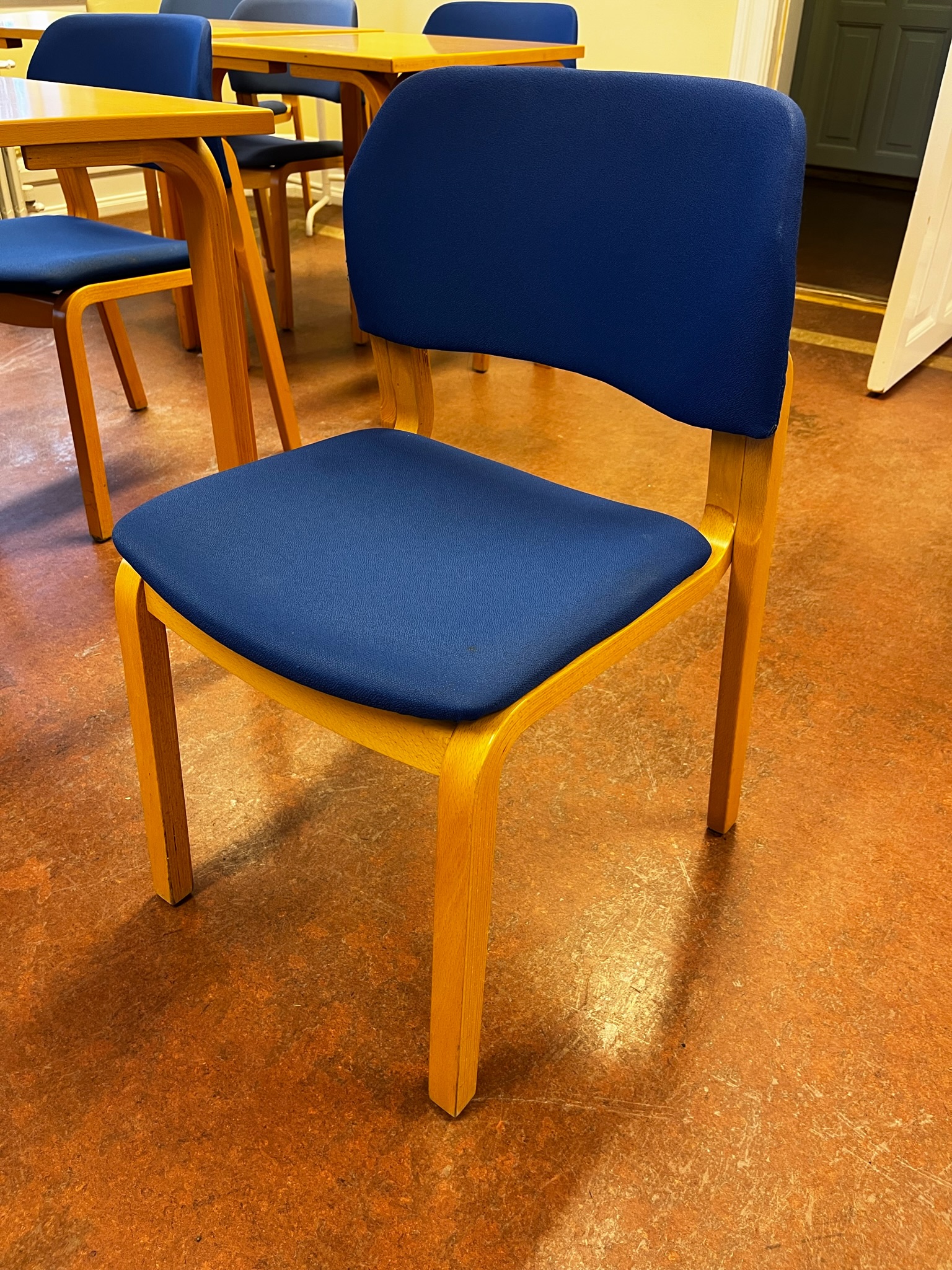 SELT / SOLD - Stólar fyrir fundinn - salinn - skólann 2