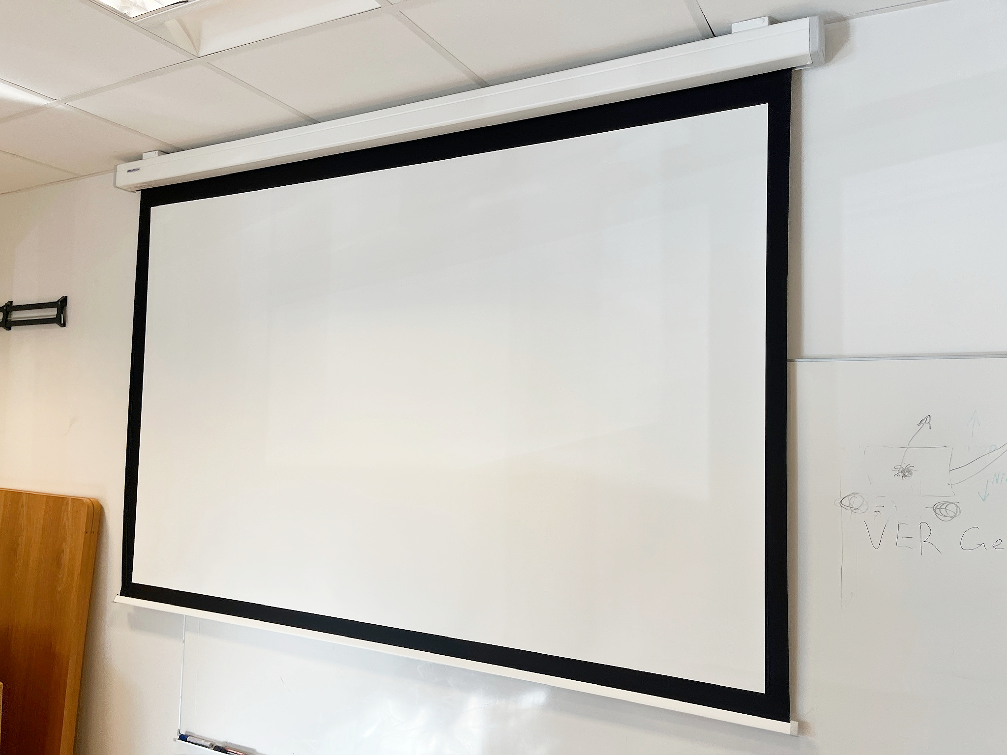 SELT / SOLD Projecta rafdrifið sýningartjald, B240 x 183 sm.
