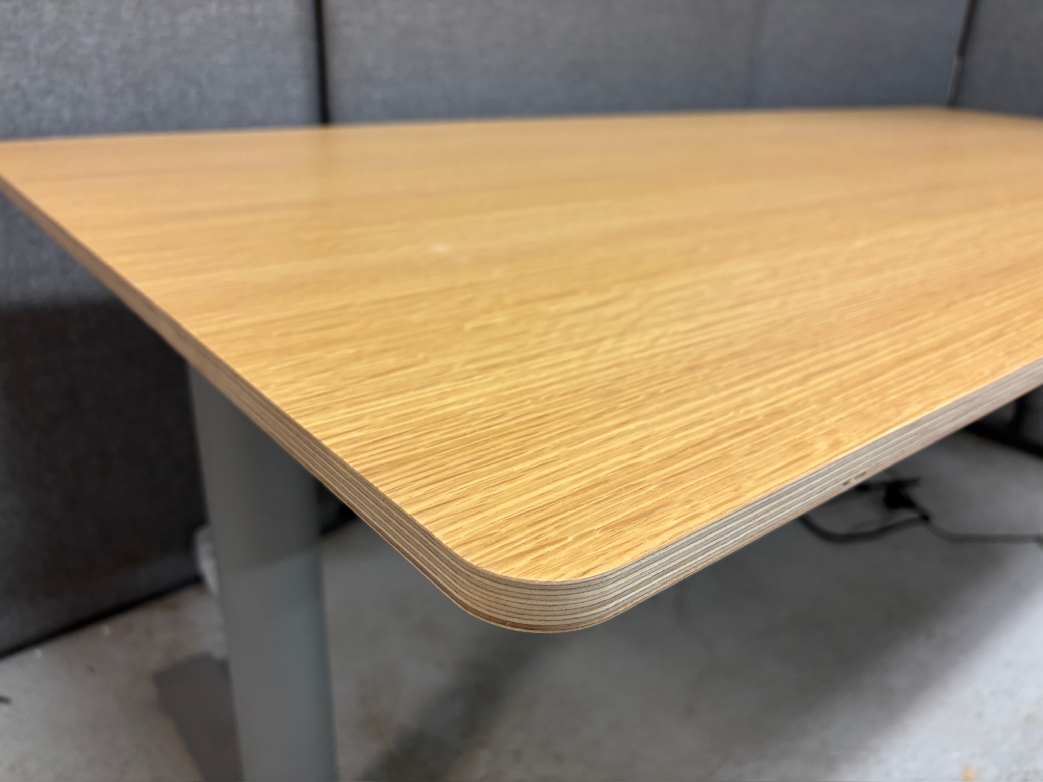 SELT / SOLD Muuto rafmagnsborð, eik, B190 x D85 sm. 5