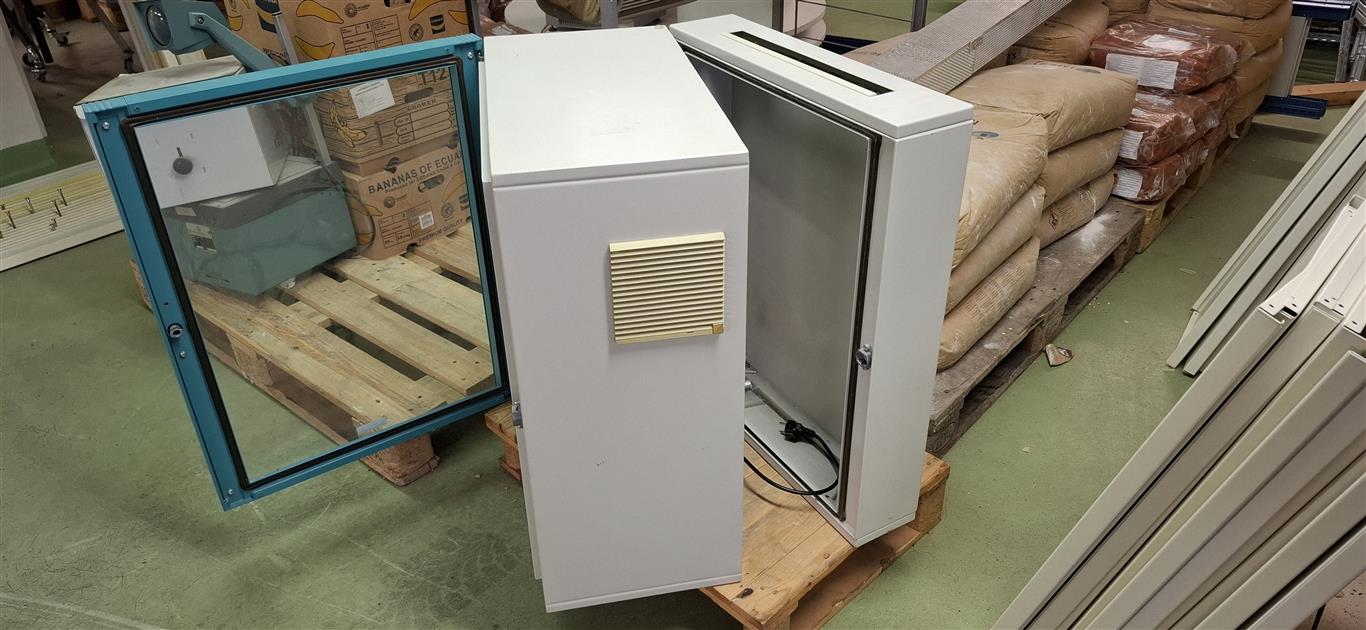 Tvöfaldur tölvuskápur / serverskápur með hitastýrðri kæliviftu, H75xB60x 2