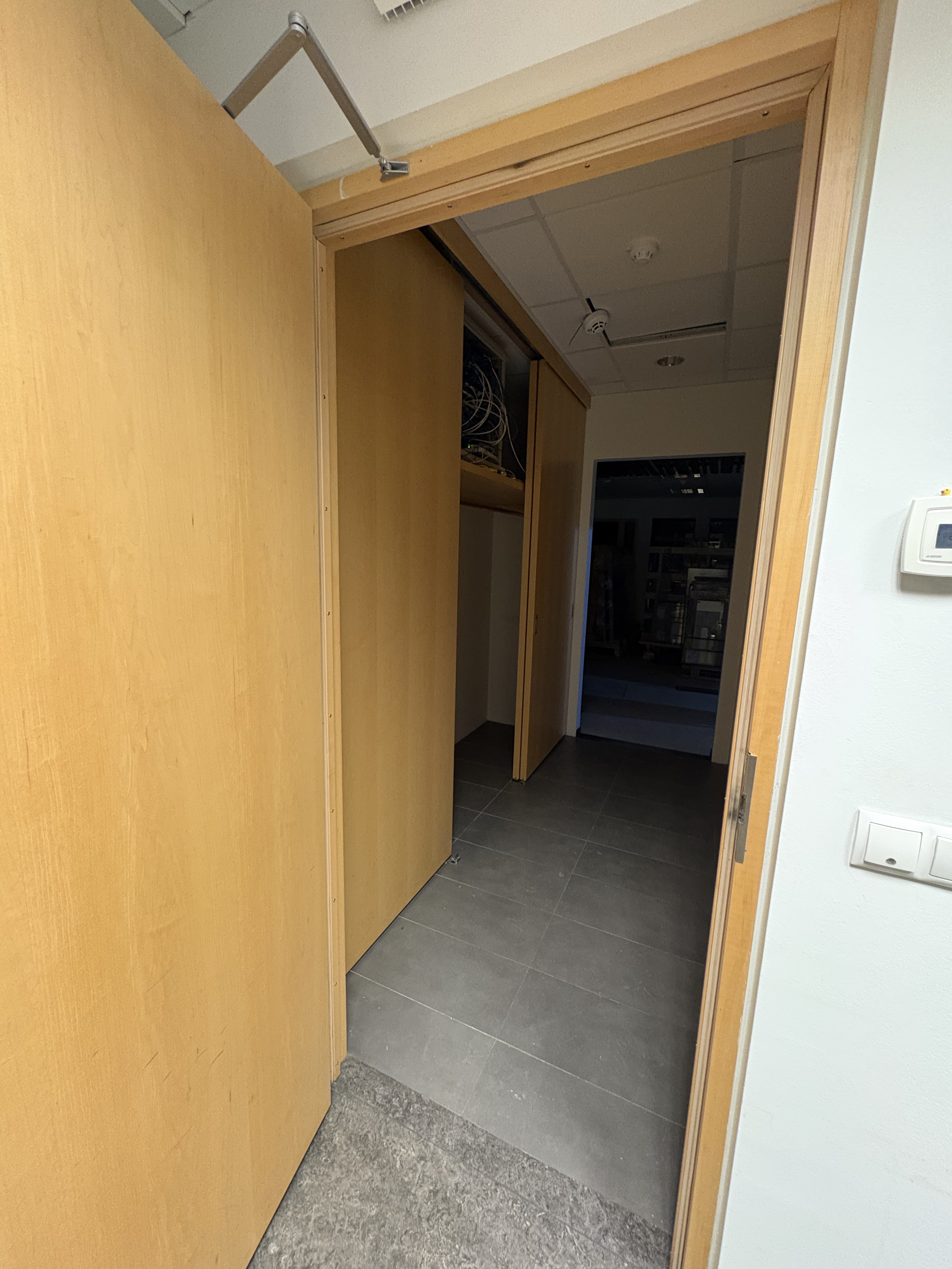 SELT / SOLD Viðarhurð með pumpu og læsingu pnr. 200. 2
