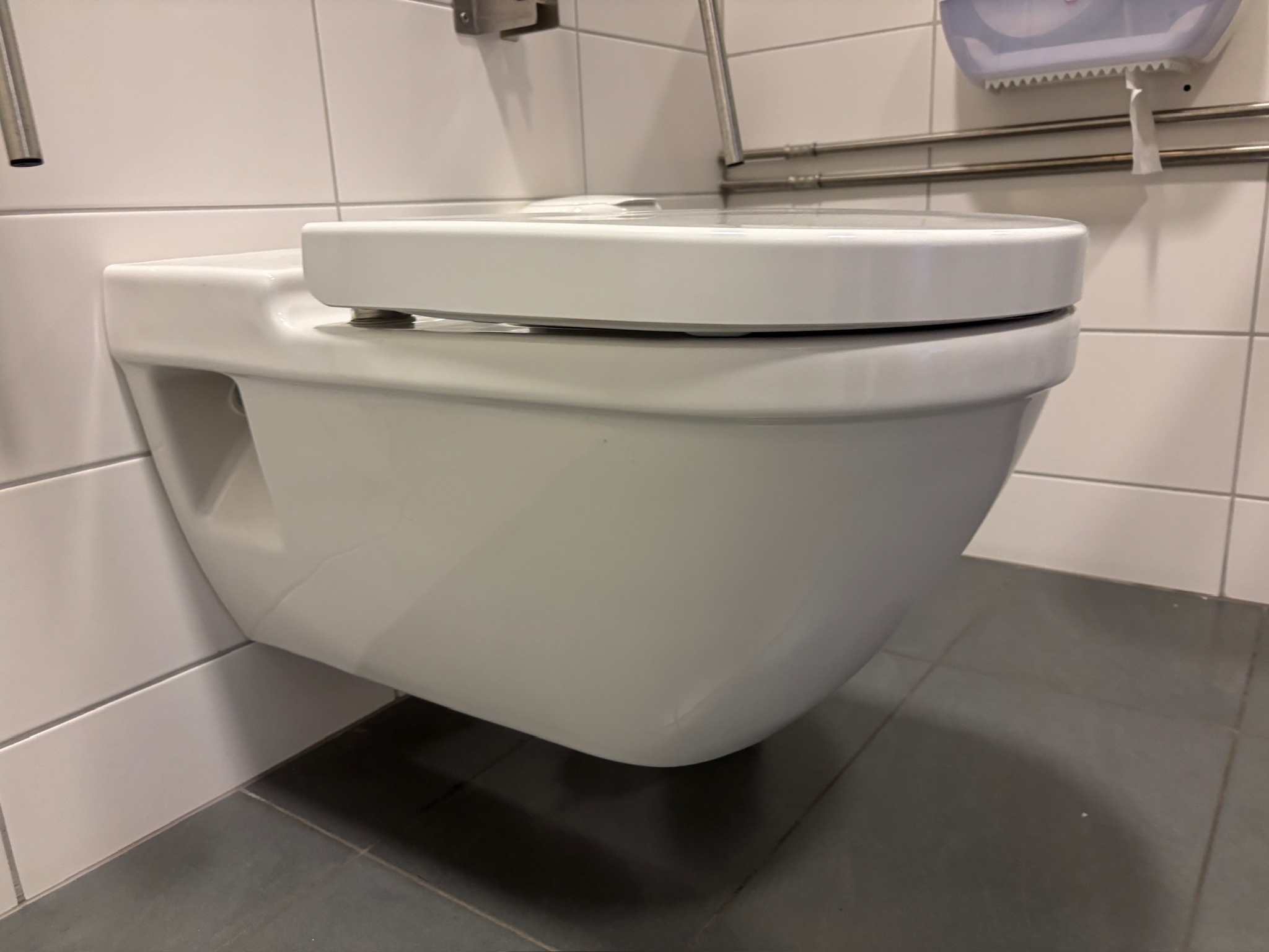 SELT / SOLD vegghengt salerni / WC fyrir fatlaða með hæglokandisetu (2 stk. 5