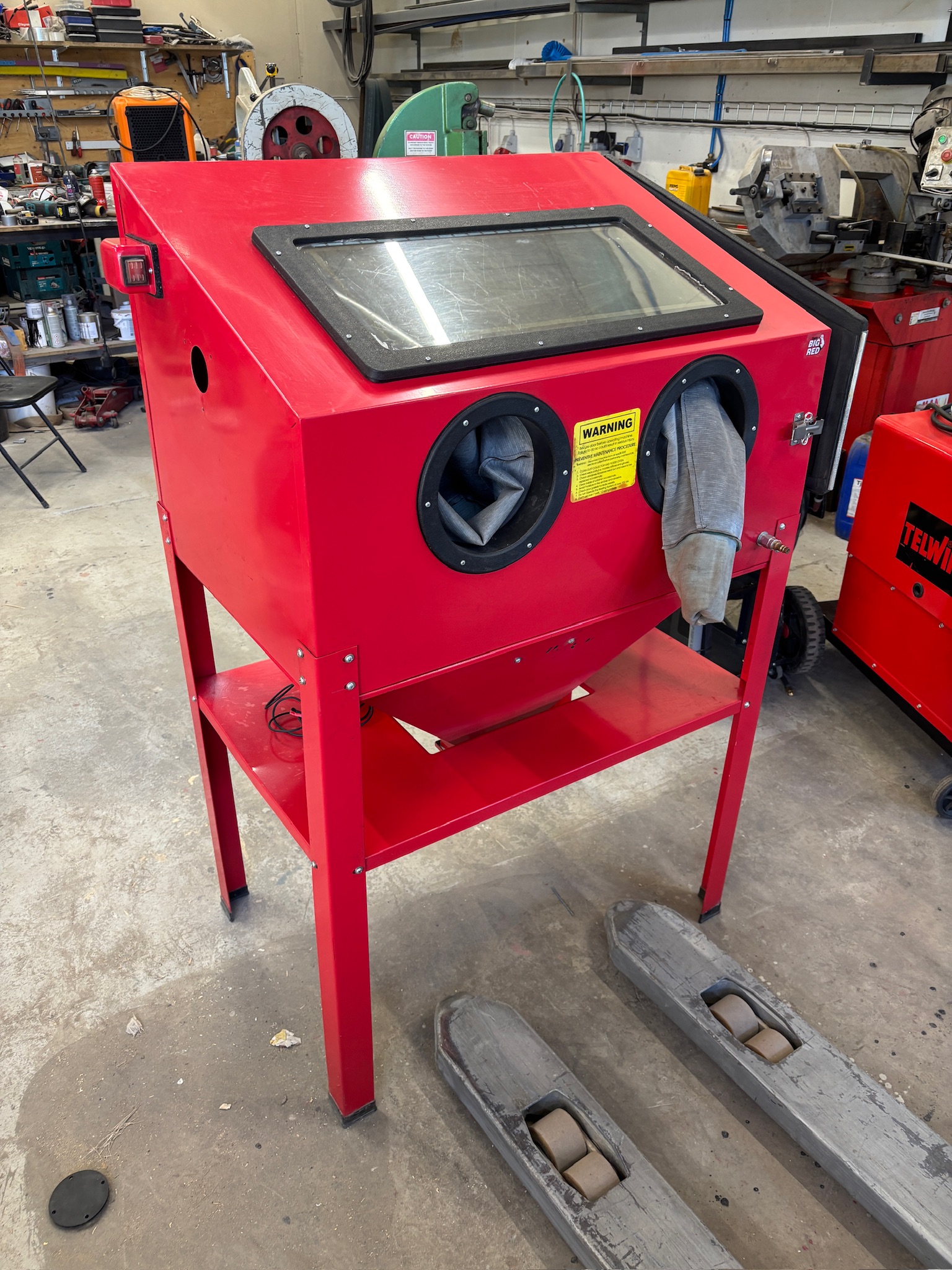 SELT / SOLD Torin Big Red sandblásturskassi