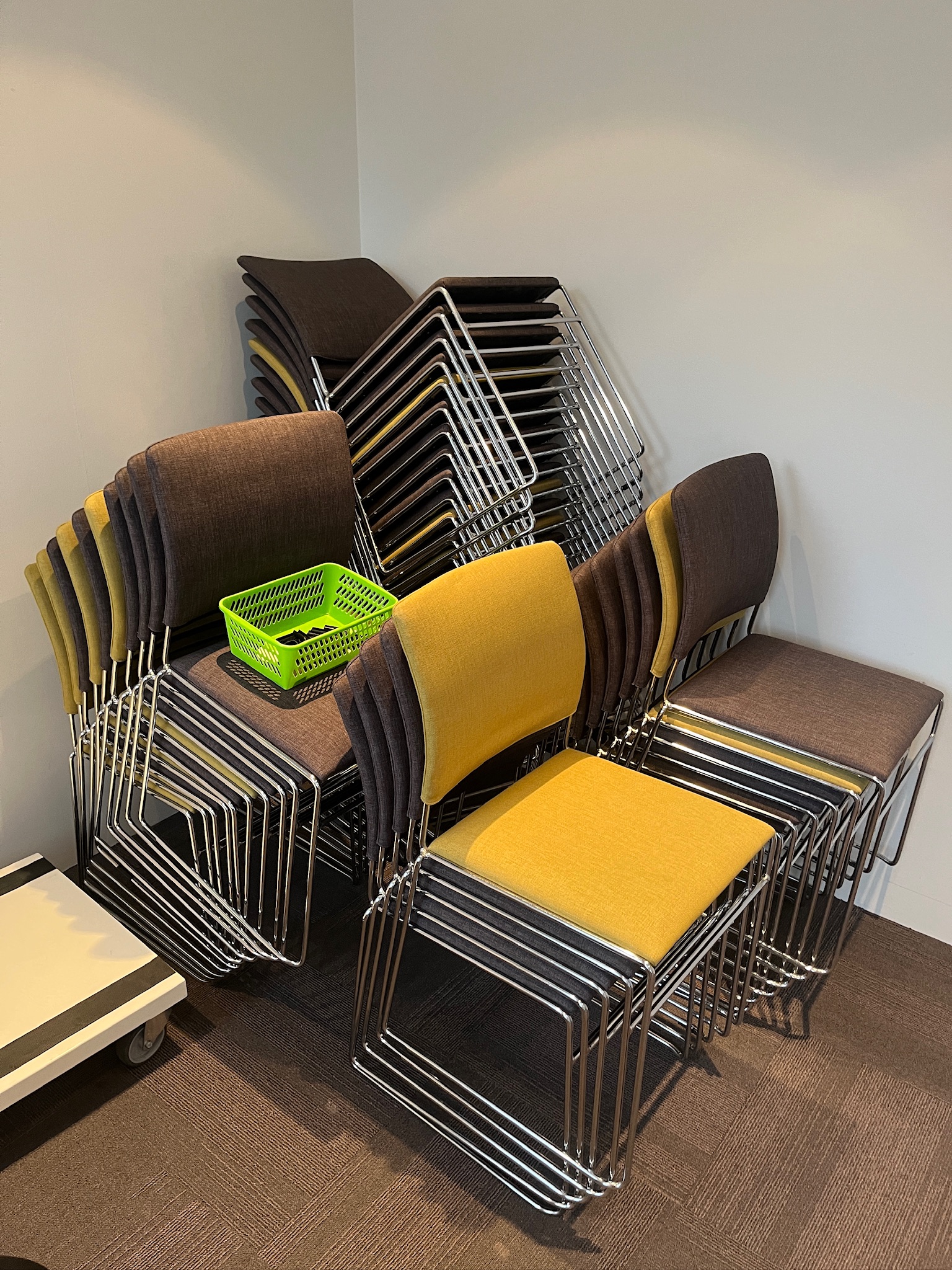 SELT / SOLD Sýrusson fundarstólar, staflanlegir 13
