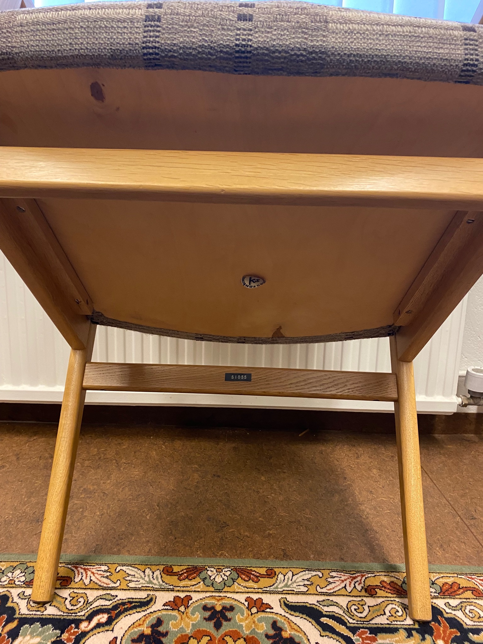 SELT / SOLD Handsmíðaðir viðarstólar með tausetu frá KS húsgögn 5