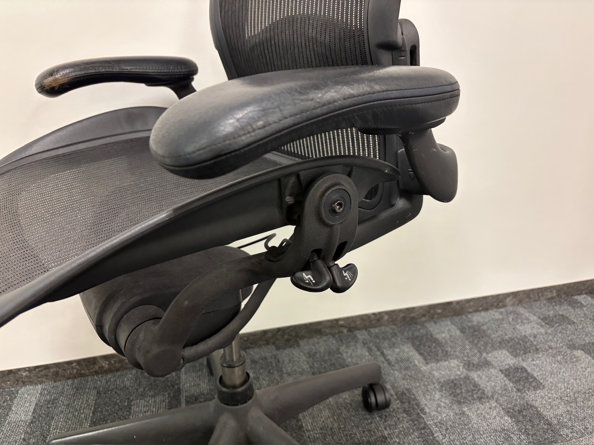 SELT / SOLD Herman Miller Aeron, B stærð 6