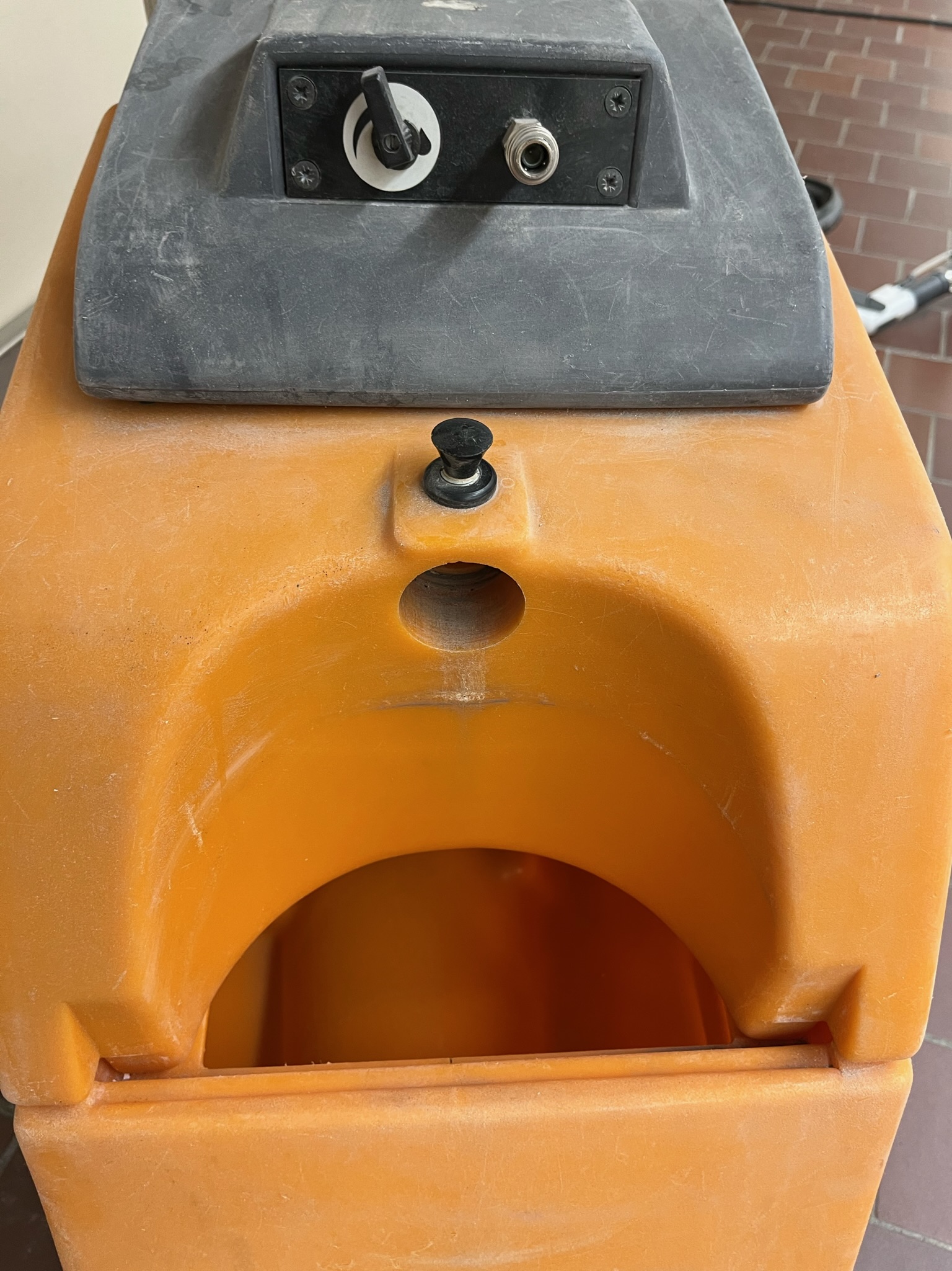 SELT / SOLD Taski AQ 20 skúringarvagn 5
