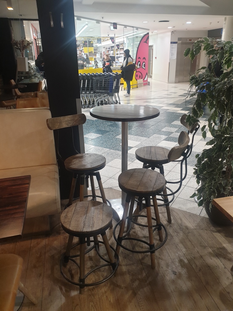 SELT / SOLD - Háborð, 3 barstólar og 5 kollar. 2