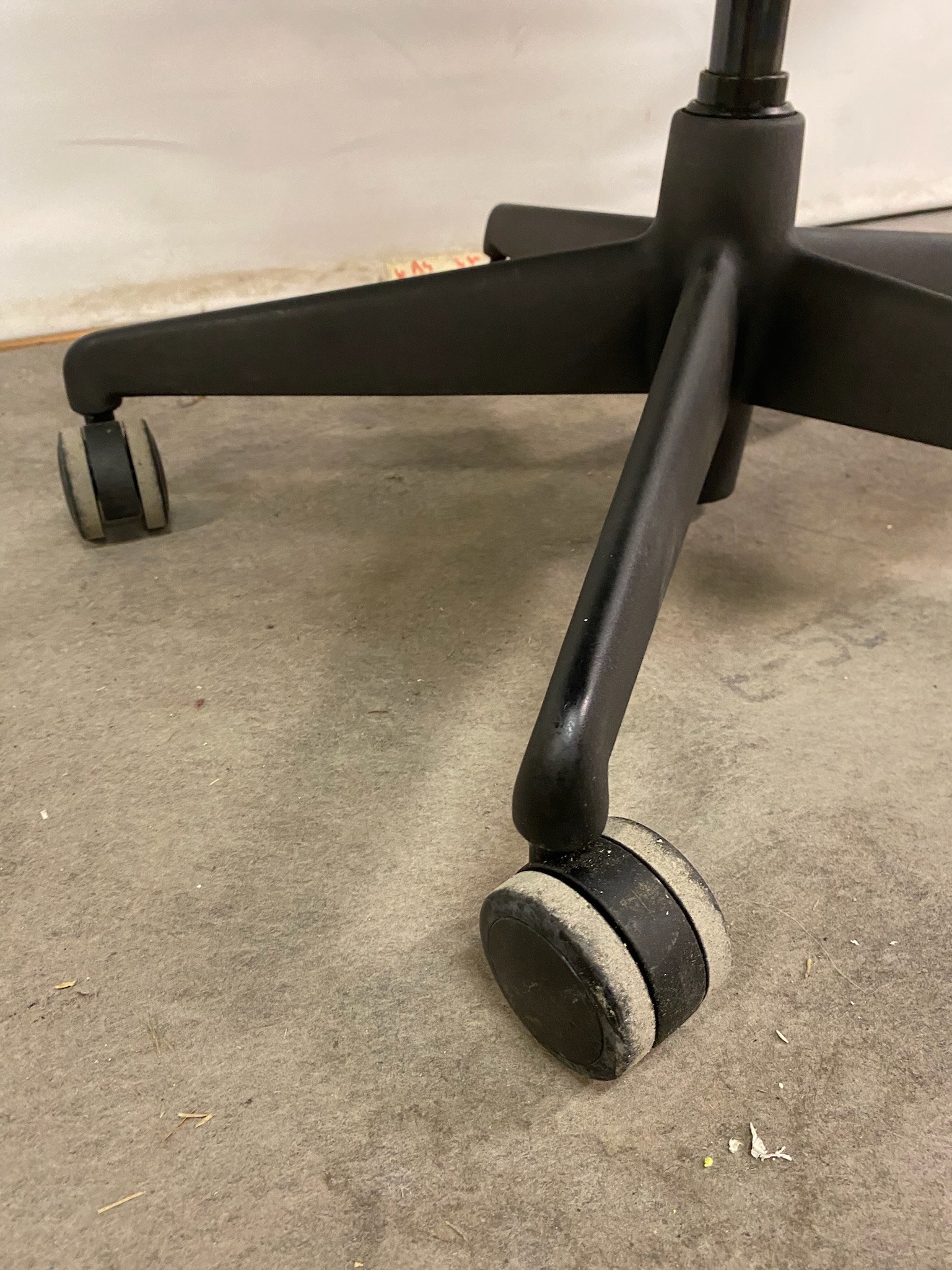 SELT / SOLD Herman Miller Mirra 13