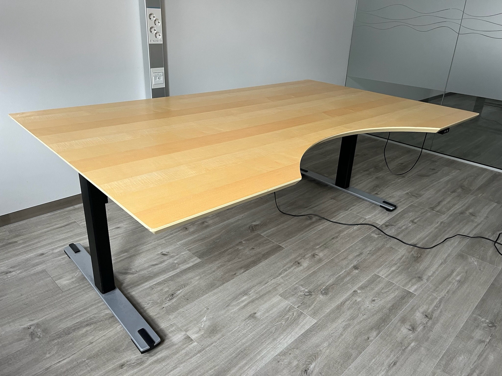SELT / SOLD Dencon rafmagnsborð frá Pennanum, B180xD110 sm.