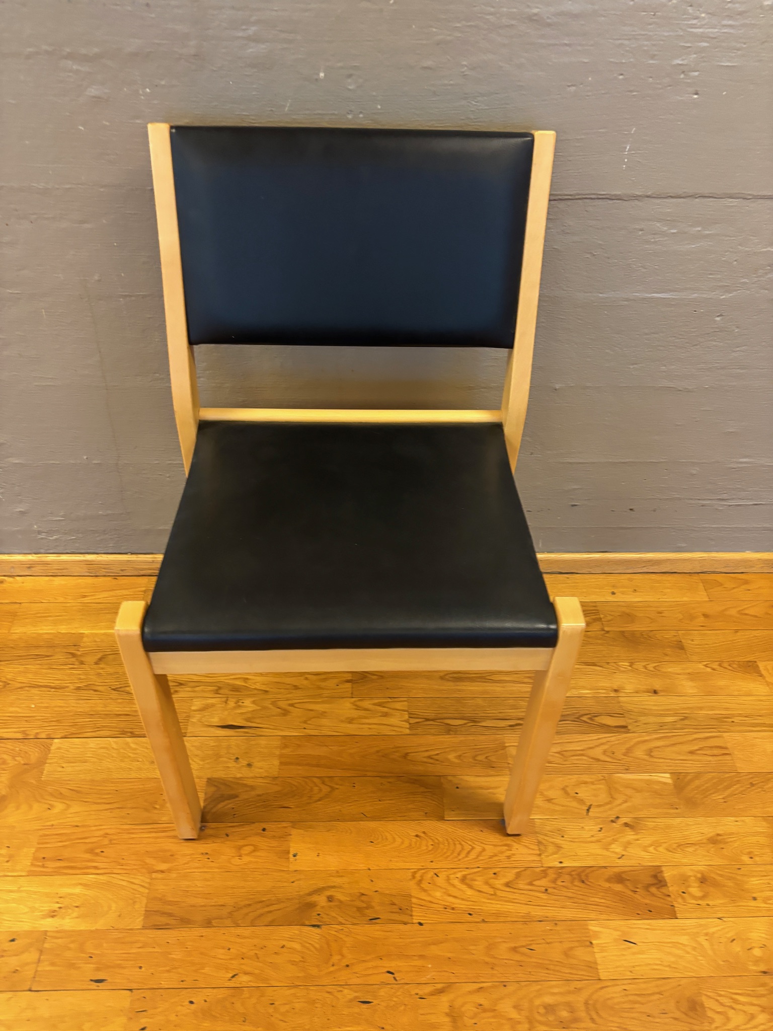 SELT / SOLD - Alvar Aalto stólar 611, birki - svartur - leður - Artek (26 stk.) 7