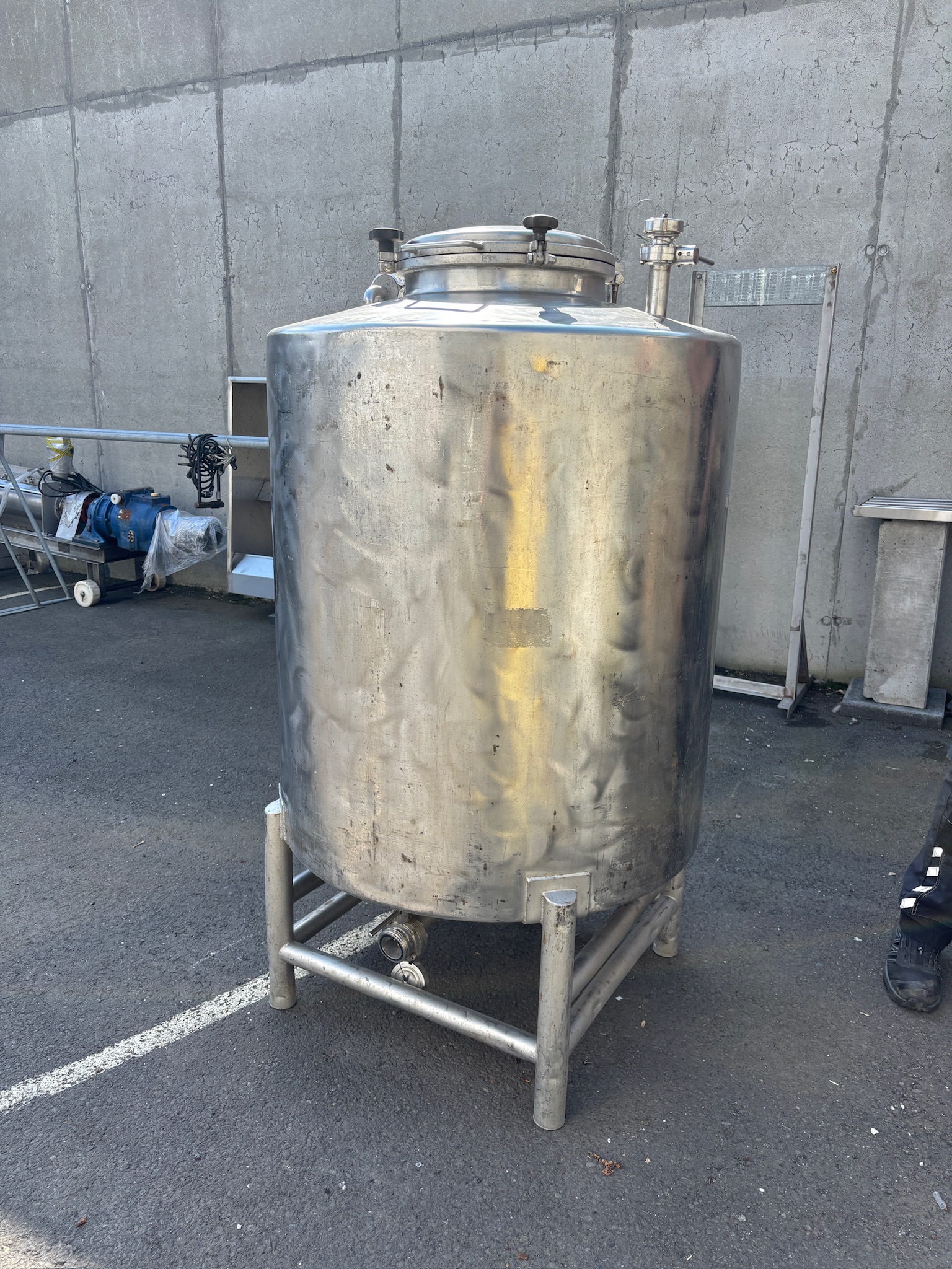 SELT / SOLD Ryðfrír tankur, 300 lítrar 3