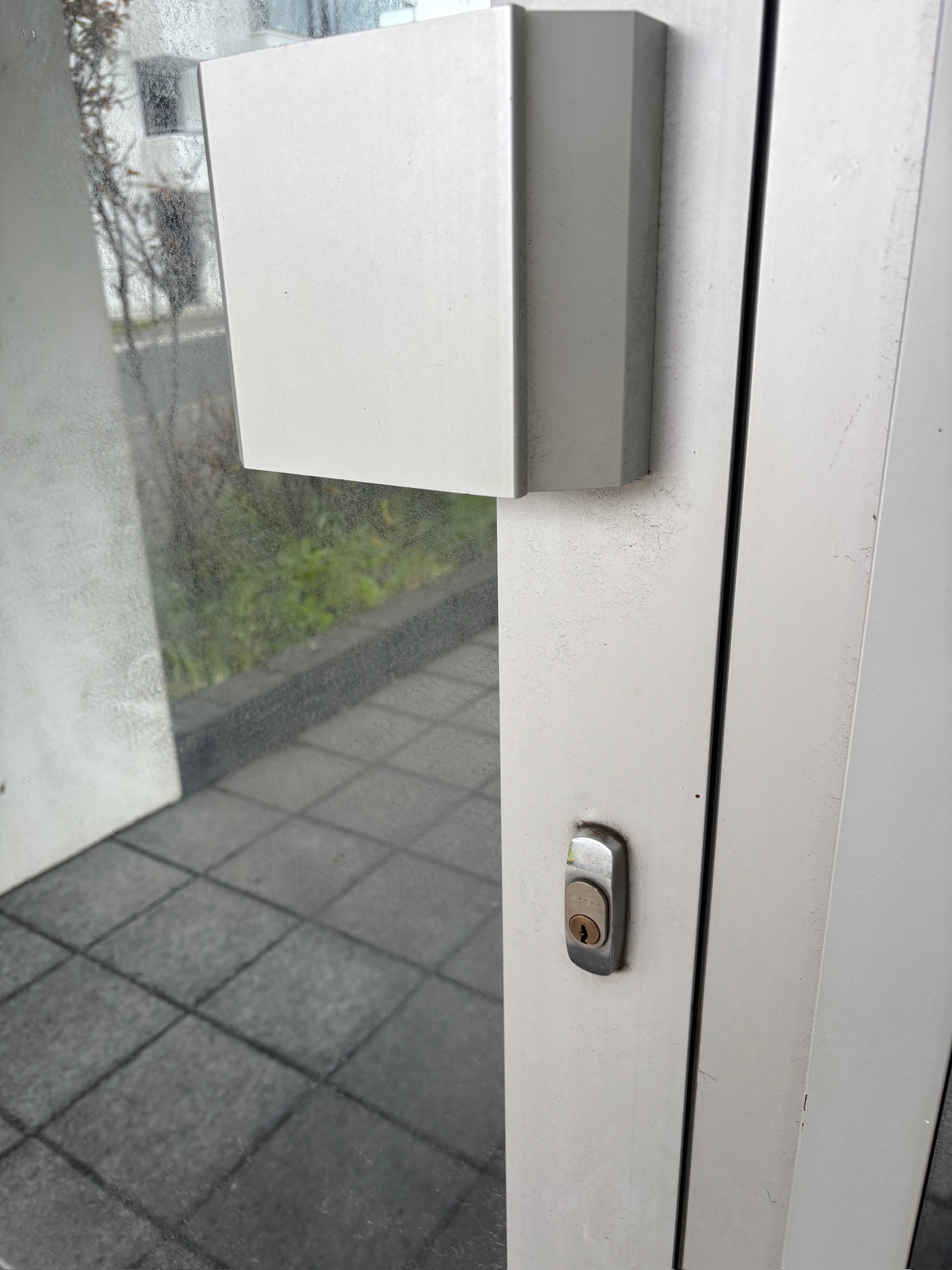 SELT / SOLD Útihurð í ál ramma með rafmagnspumpu, H227xB221sm. 7