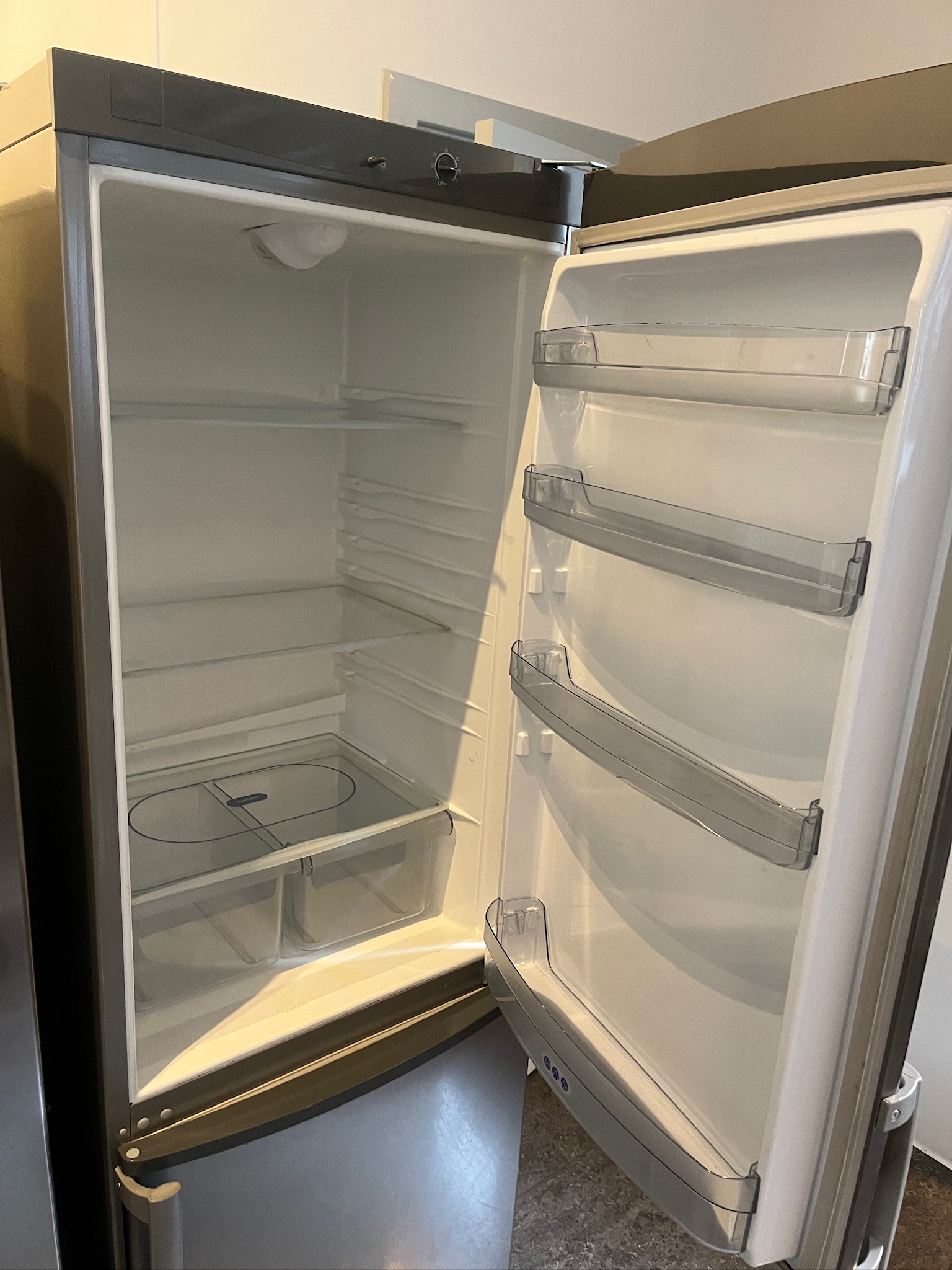 SELT / SOLD - Whirlpool ísskápur með frysti - H188sm. 4