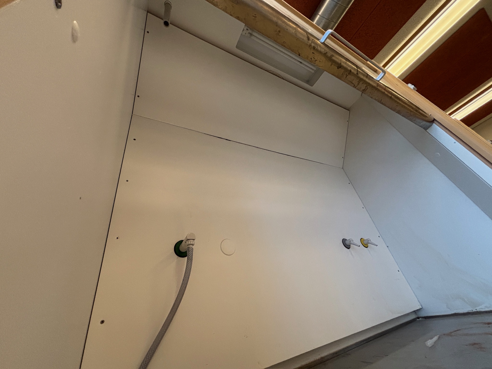 SELT / SOLD Stinkskápur / Fume cupboard, H235 x B147 x D77 sm. (2 stk) 9