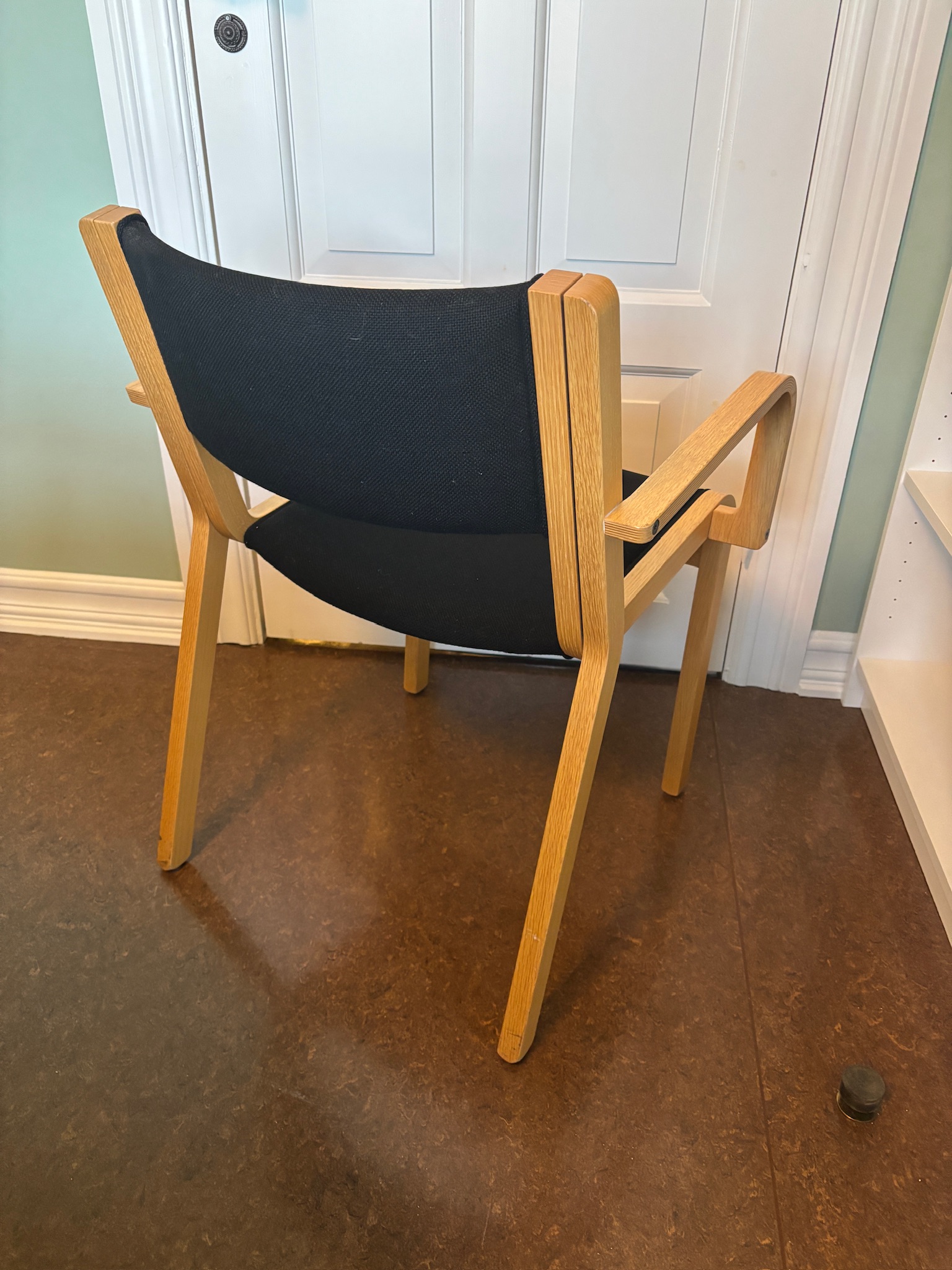 SELT / SOLD - Viðarstólar með svöru tauáklæði staflanlegir (9stk) 2