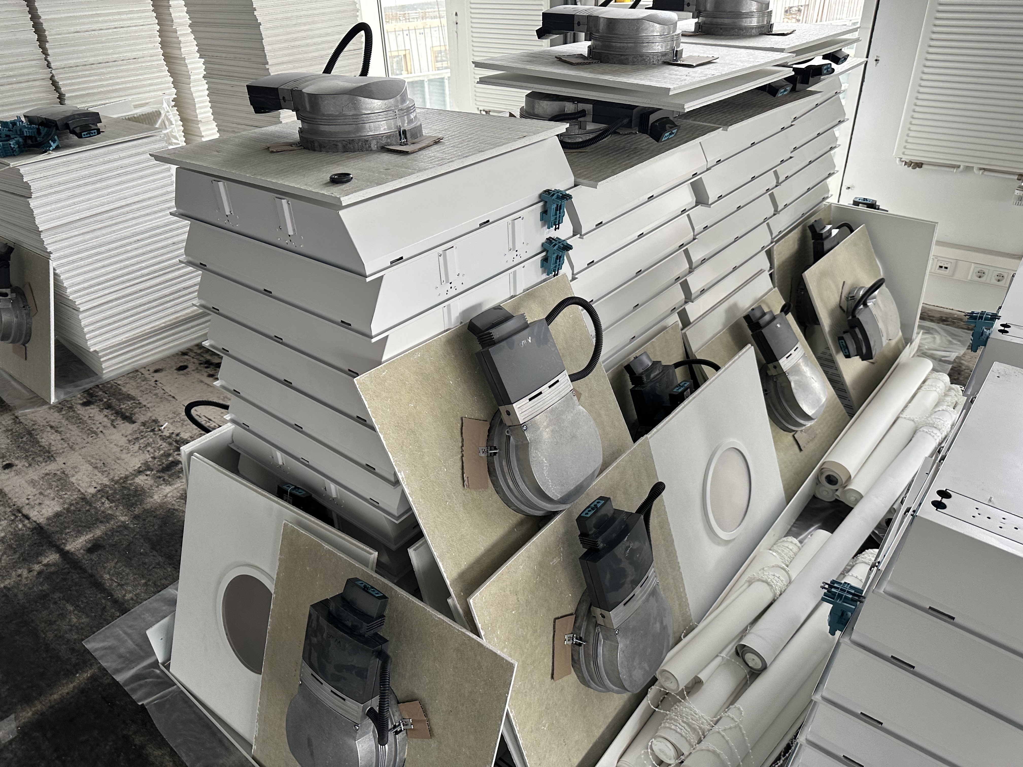 SELT / SOLD - Kerfisloft - ljós - plötur 300 fm. 10