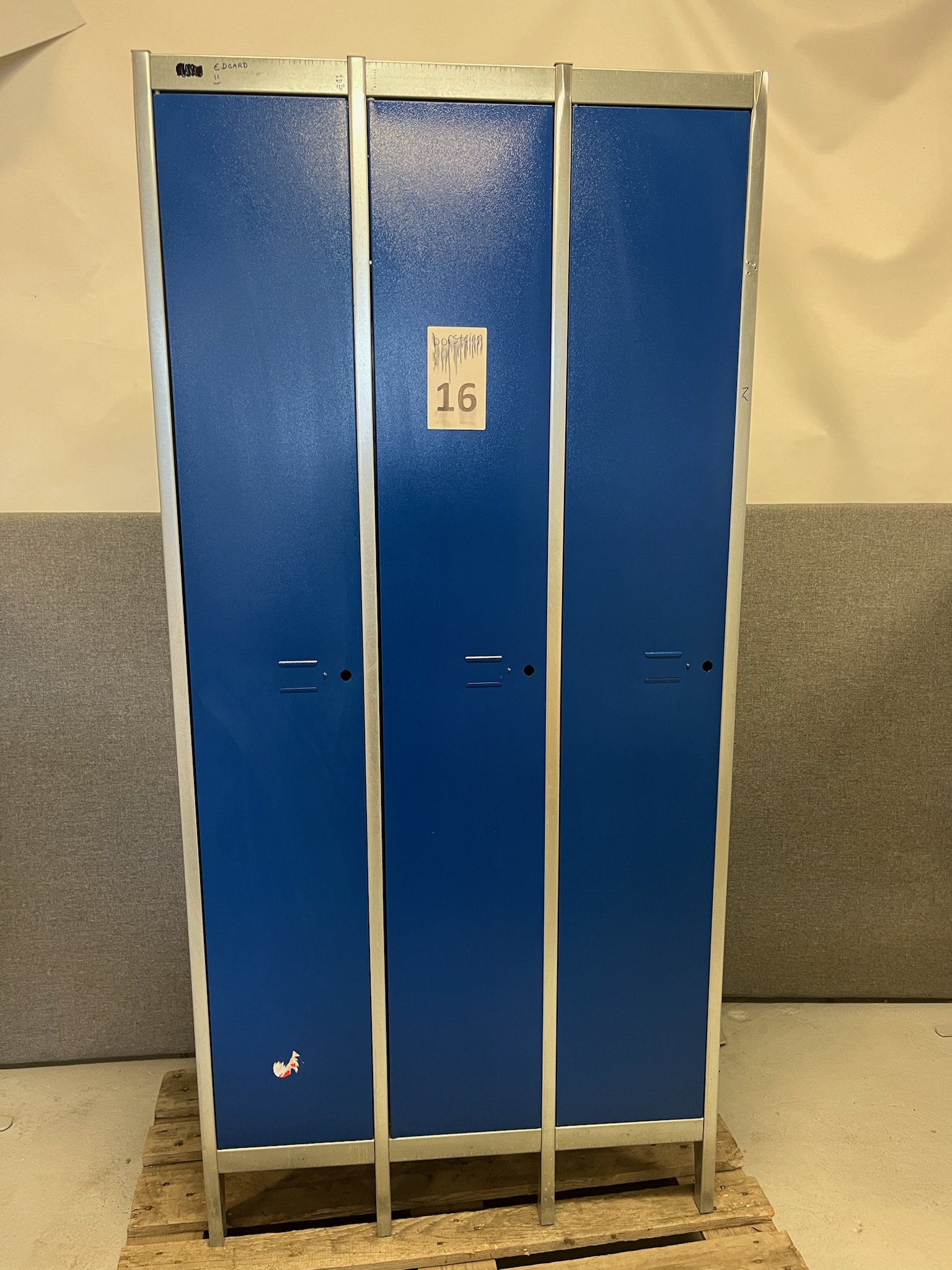 SELT / SOLD Starfsmannaskápur, H195 x B92 x D53 sm. 3