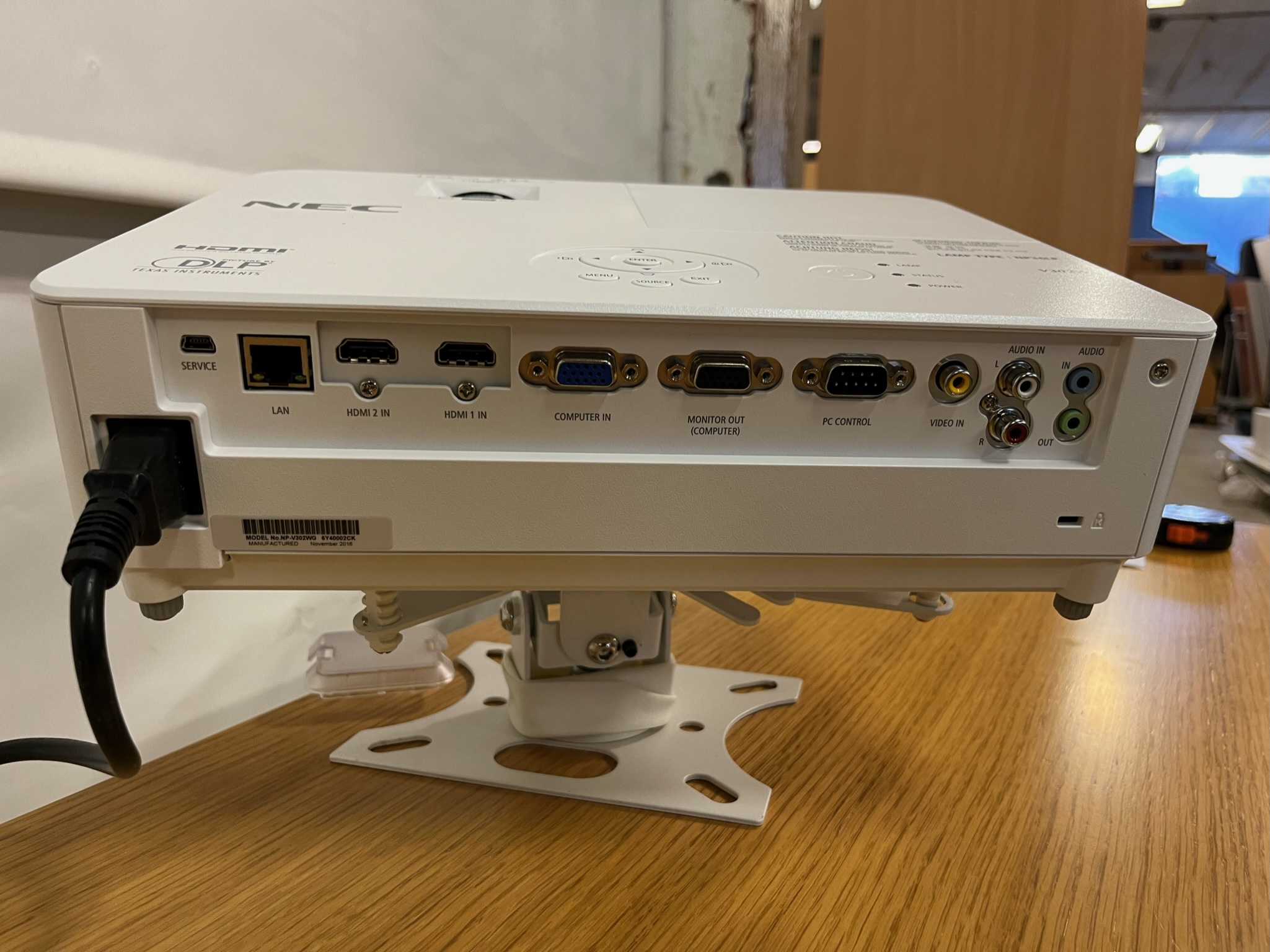 SELT / SOLD NEC V302W skjávarpi og loftfesting 2