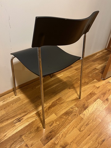 SELT / SOLD Viðarstólar, svartir, staflanlegir 3