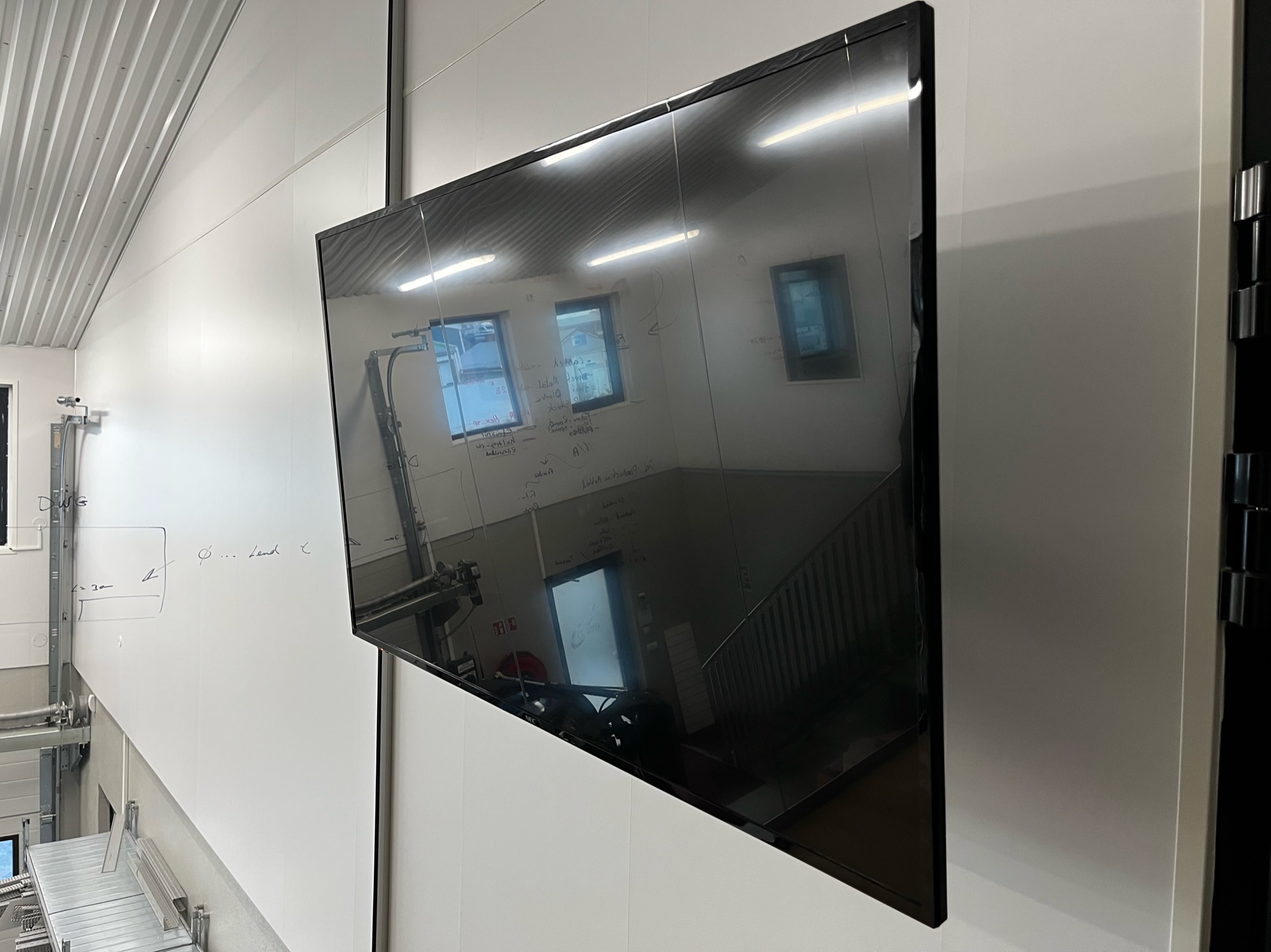 SELT / SOLD NEC upplýsingaskjár - 55'' með veggfestingu 2
