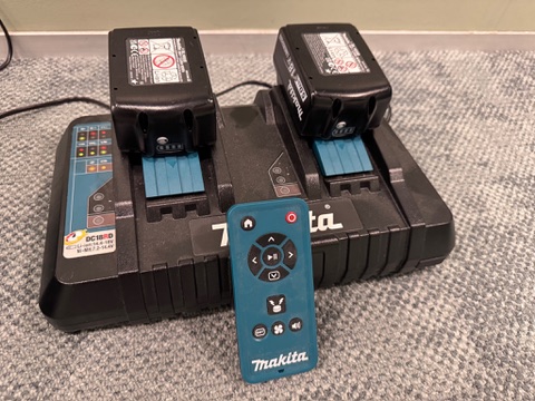 SELT / SOLD Makita ryksuguróbot með hleðslutæki og fjarstýringu 10
