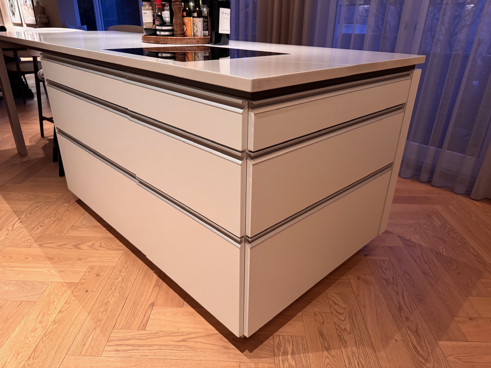 SELT / SOLD Alno eldhúseyja með helluborði 5