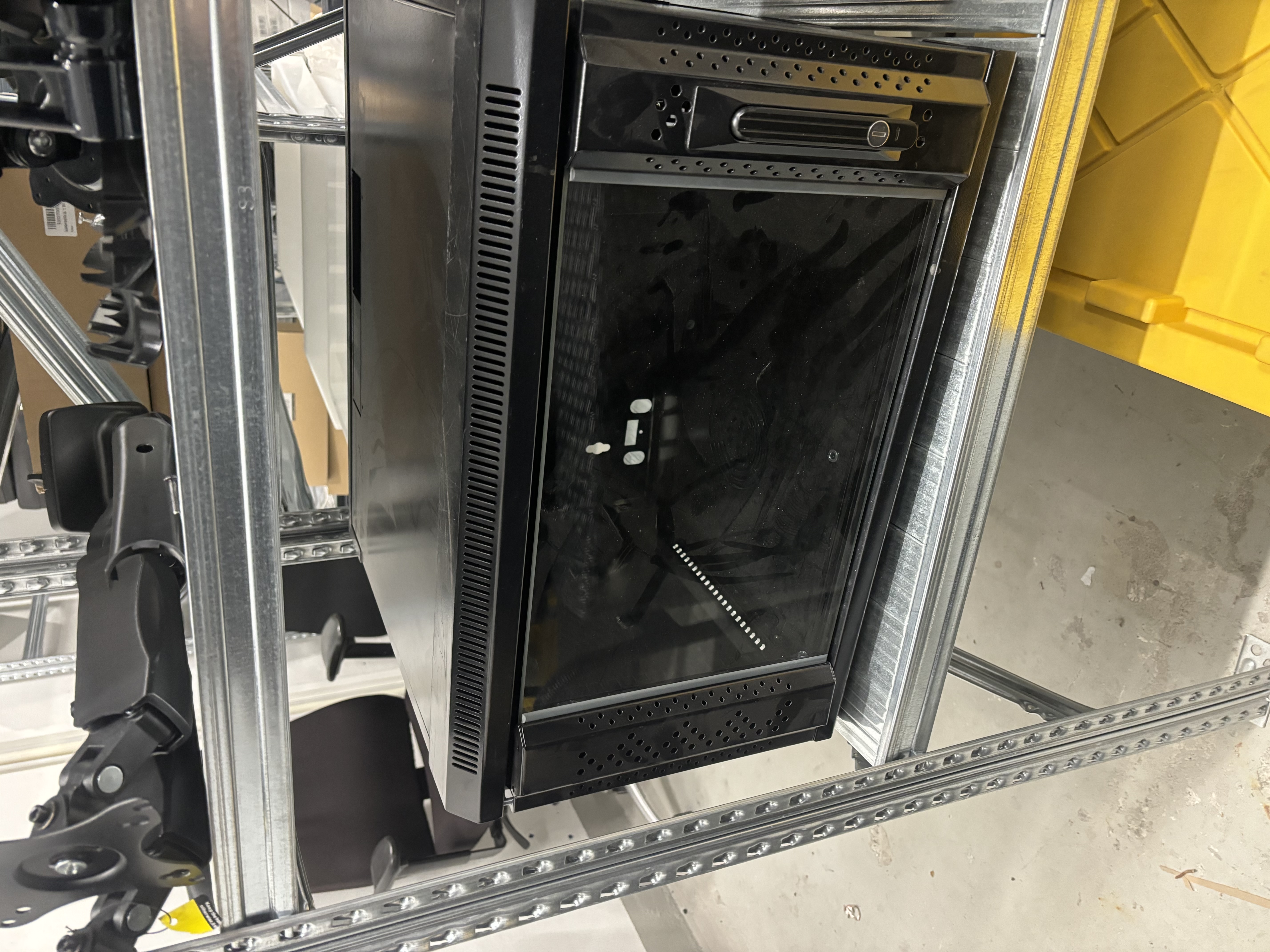 SELT / SOLD Tölvuskápur / serverskápur