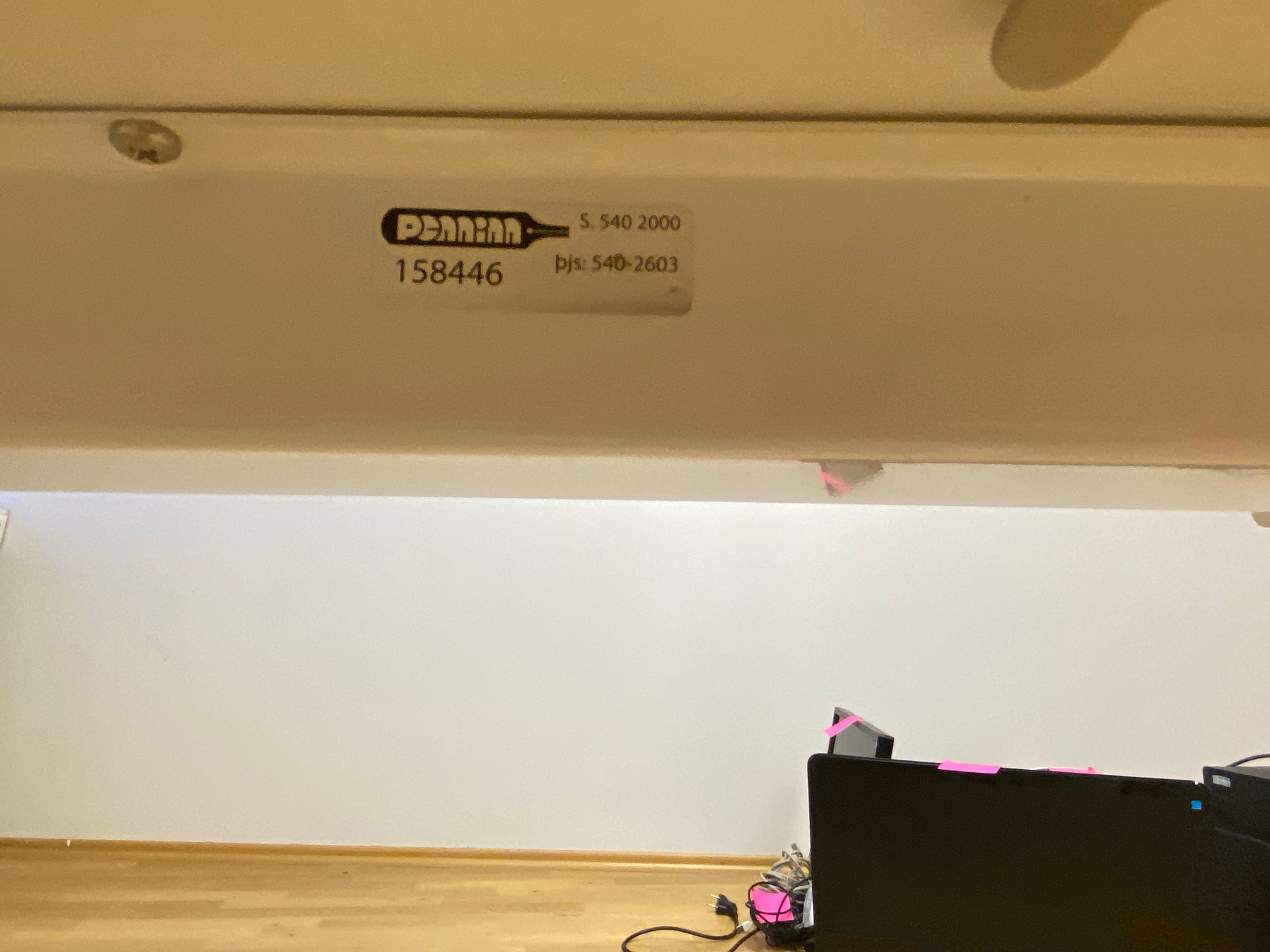 SELT/SOLD Rafmagnsborð hvítt frá Pennanum, 180 x 80 sm. 10