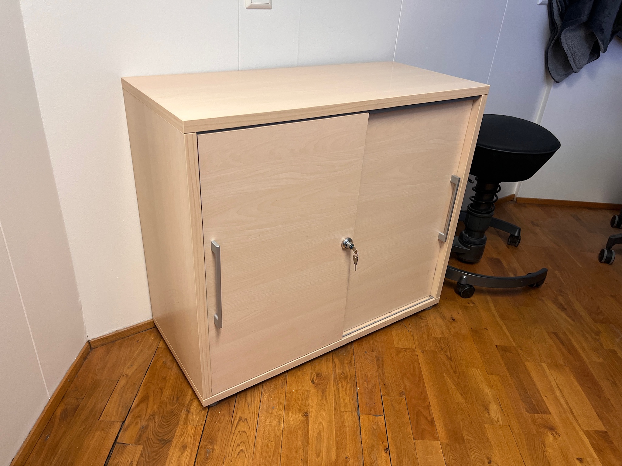SELT / SOLD Skrifstofuskápur með rennihurðum, H78xB89xD40sm.