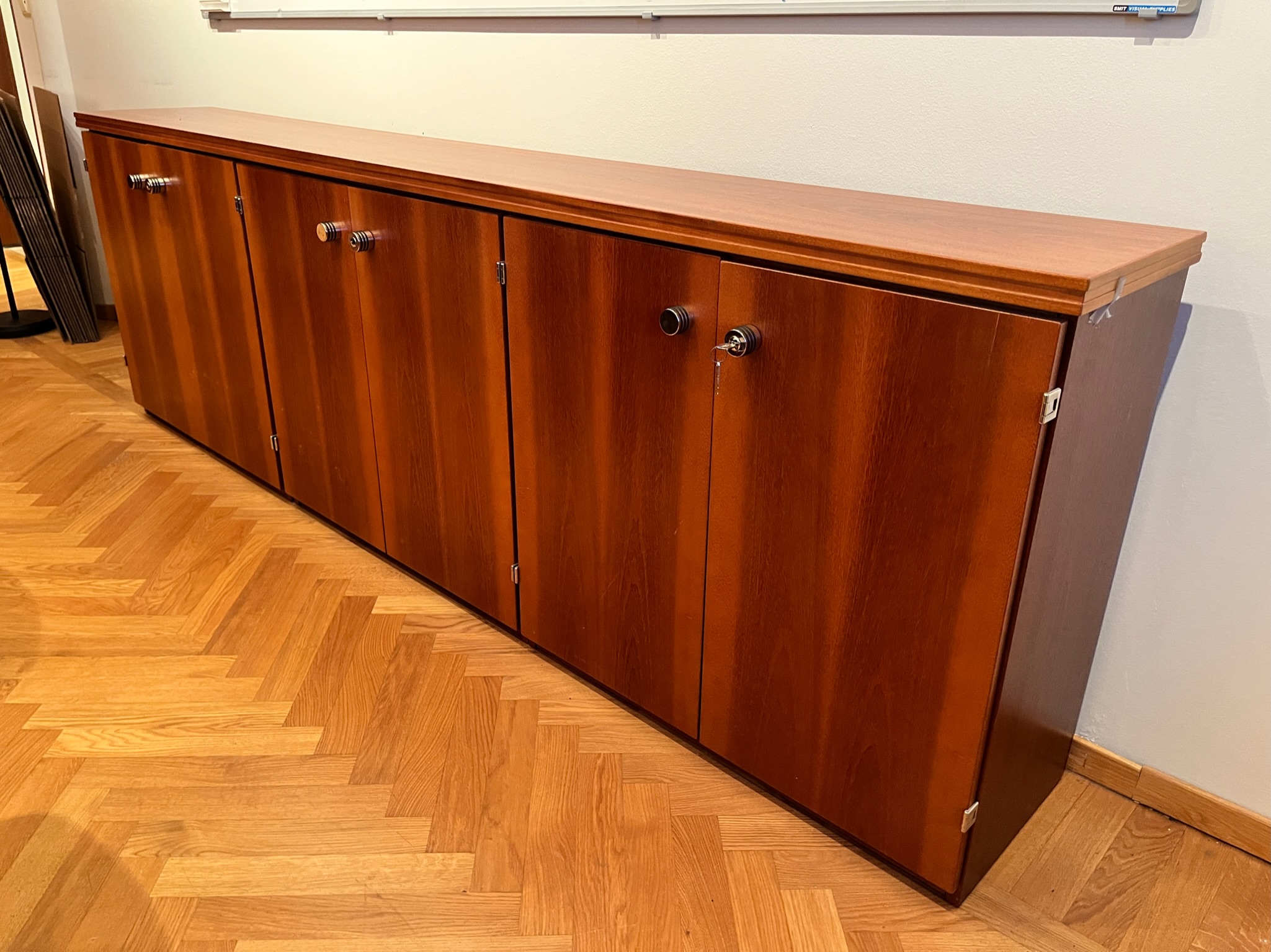 SELT / SOLD Skrifstofuskápur B248 x H80 - læsanlegur 2